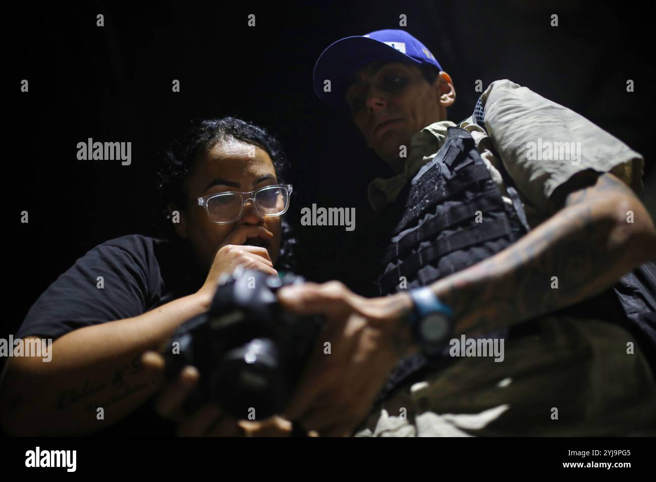 Rio De Janeiro, Rj, Brasilien. Oktober 2023. Fabiana Escobar beobachtet die Räusche auf dem Set einer Webserie, die sie in Vidigals Favela in Rio de Janeiro Regie führt. Fabiana Escobar, auch Bibi Perigosa genannt, "Bibi der gefährliche" , ist jetzt Filmemacherin in der Rocinha-Favela von Rio de Janeiro. Ihr Leben inspirierte die brasilianische Telenovela „A Forca do Querer“, die ins Englische mit Edge of Desire übersetzt wurde. In den Favelas von Rio de Janeiro, Brasilien, ist seit den späten 2000er Jahren eine Generation junger Regisseurinnen entstanden Ihr Ziel ist es, alternative Narrative zu produzieren, weit entfernt von den Klischees des Treffens Stockfoto