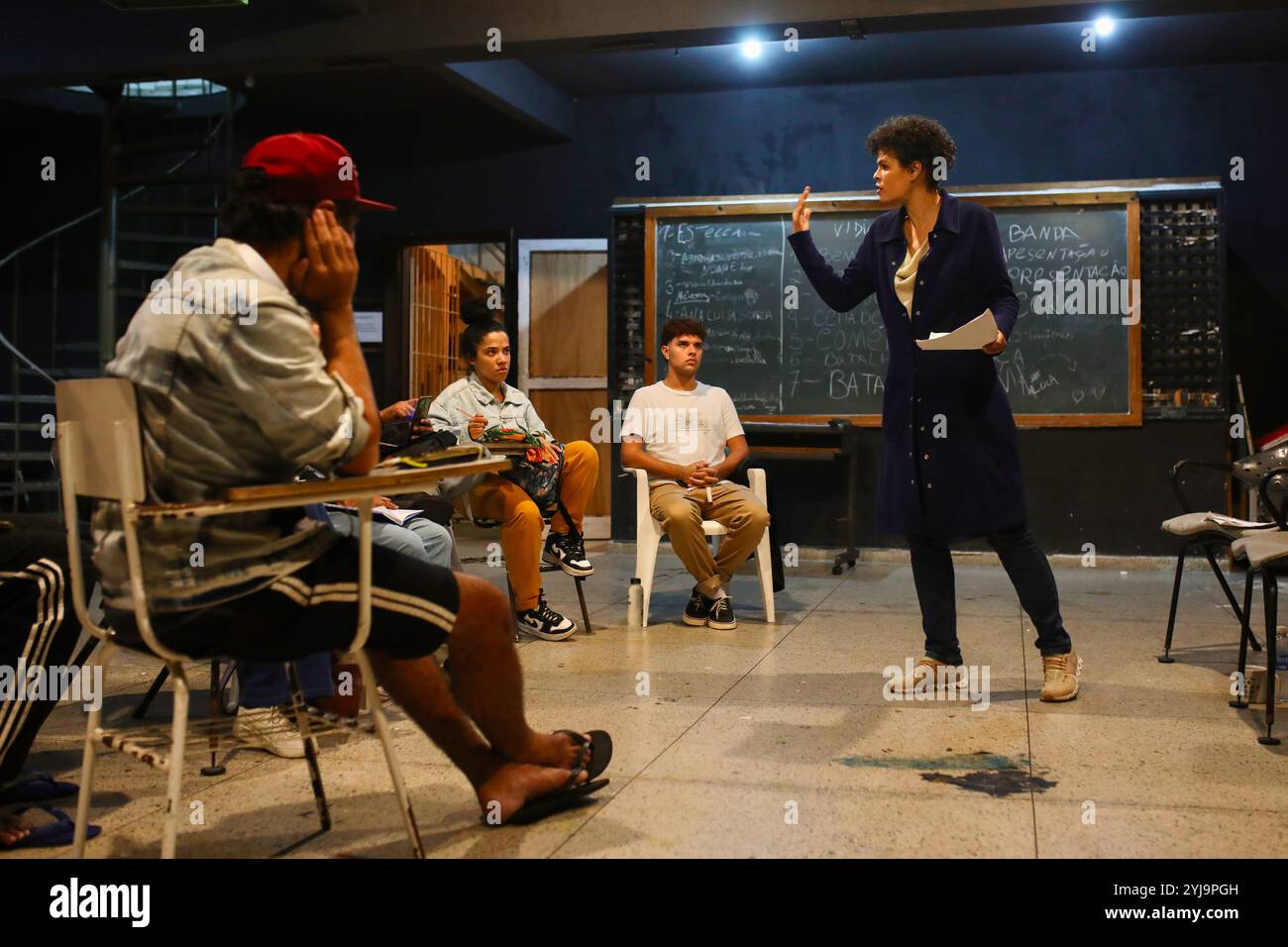 Luciana Bezerra leitet einen Drehbuchworkshop an der Favela-Theaterschule von Vidigal, Nos do Morro, Rio de Janeiro. Luciana Bezerra ist eine brasilianische Filmemacherin aus der Vidigal-Favela, die Co-Regie für den Film Favela: Agora por Nos Mesmos führte. In den Favelas von Rio de Janeiro, Brasilien, ist seit den späten 2000er Jahren eine Generation junger Regisseurinnen entstanden Ihr Ziel ist es, alternative Narrative zu produzieren, weit entfernt von den Klischees des Menschenhandels und der Sexualisierung von Frauen. (Foto: Apolline Guillerot-Malick/SOPA Images/SIPA USA) Stockfoto