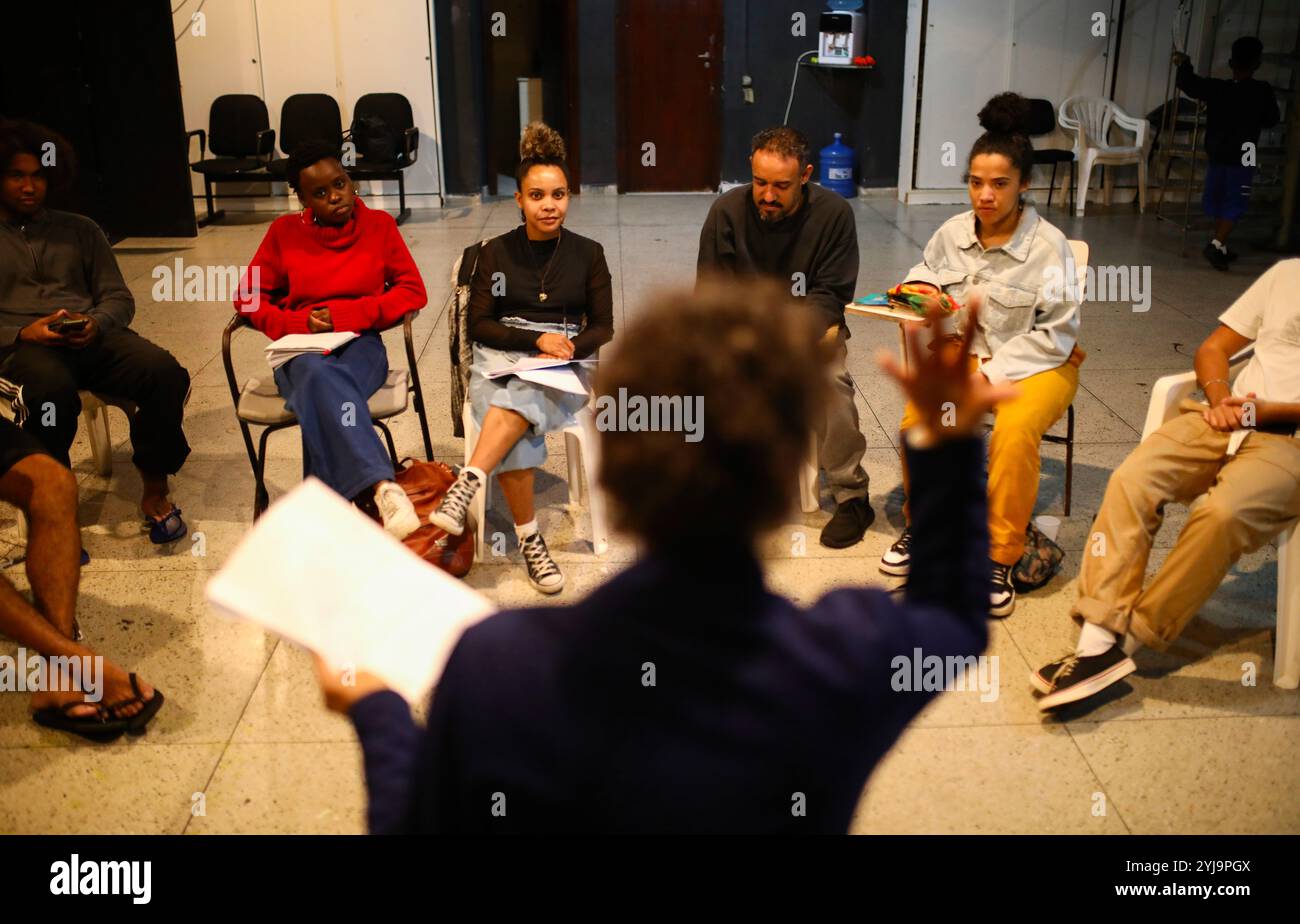 Luciana Bezerra leitet einen Drehbuchworkshop an der Favela-Theaterschule von Vidigal, Nos do Morro, Rio de Janeiro. Luciana Bezerra ist eine brasilianische Filmemacherin aus der Vidigal-Favela, die Co-Regie für den Film Favela: Agora por Nos Mesmos führte. In den Favelas von Rio de Janeiro, Brasilien, ist seit den späten 2000er Jahren eine Generation junger Regisseurinnen entstanden Ihr Ziel ist es, alternative Narrative zu produzieren, weit entfernt von den Klischees des Menschenhandels und der Sexualisierung von Frauen. (Foto: Apolline Guillerot-Malick/SOPA Images/SIPA USA) Stockfoto