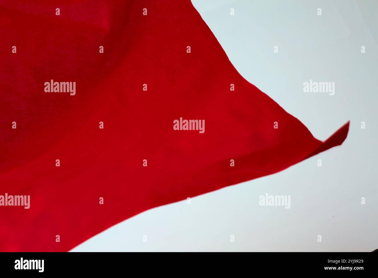 Die rote Flagge winkt in der Luft Stockfoto