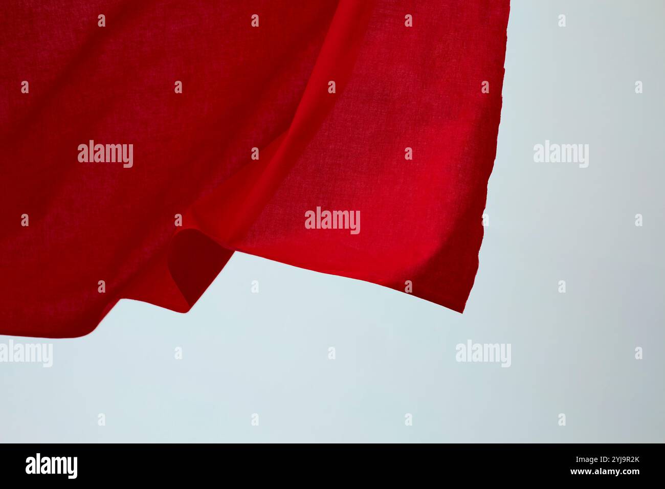 Die rote Flagge winkt in der Luft Stockfoto