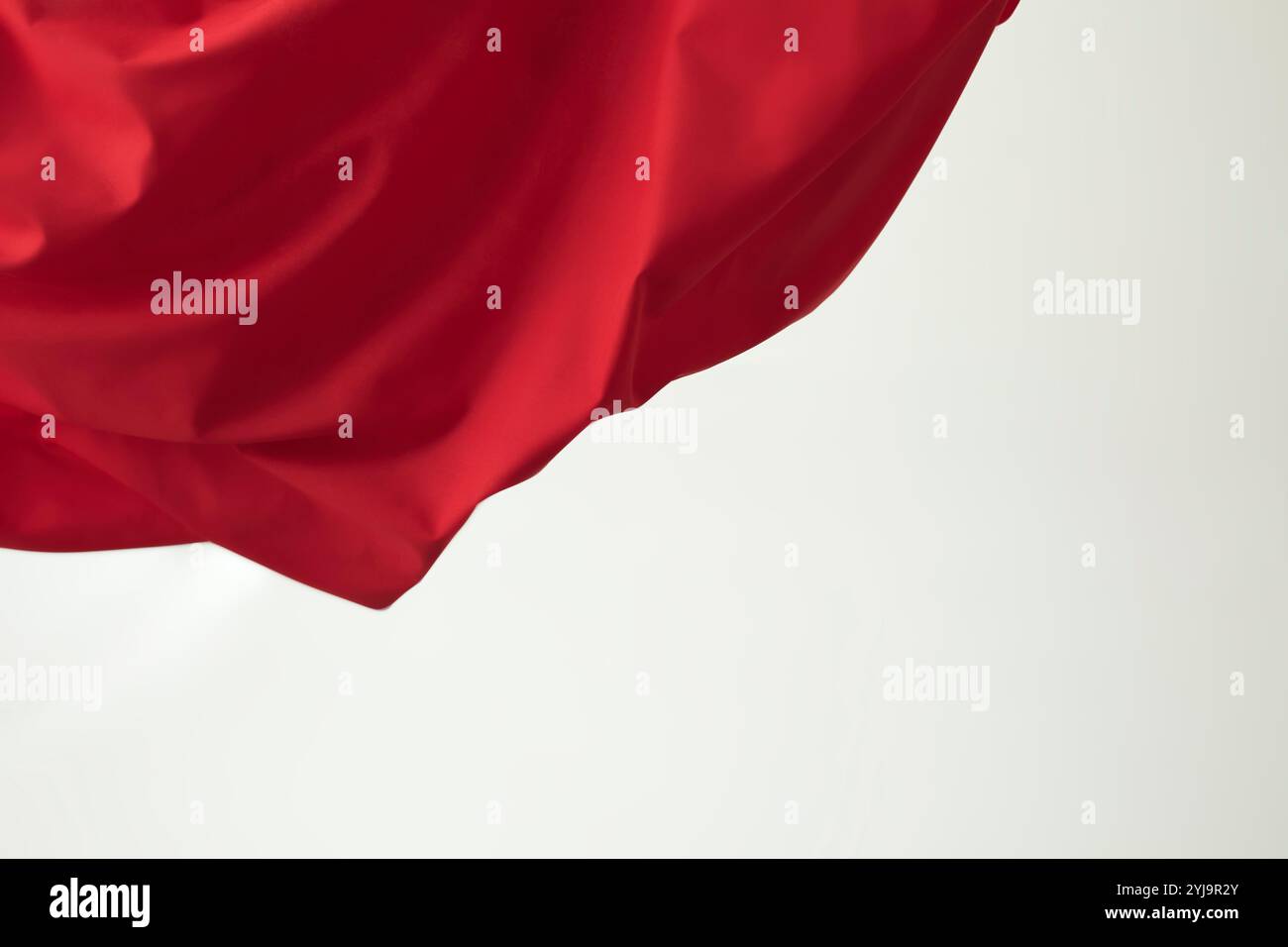 Die rote Flagge winkt in der Luft Stockfoto