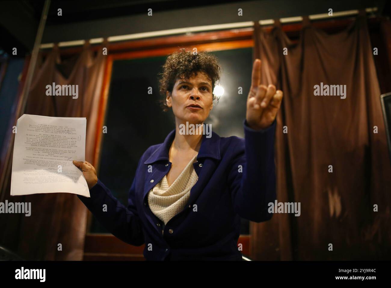 Rio De Janeiro, Rj, Brasilien. August 2023. Luciana Bezerra leitet einen Drehbuchworkshop an der Favela-Theaterschule von Vidigal, Nos do Morro, Rio de Janeiro. Luciana Bezerra ist eine brasilianische Filmemacherin aus der Vidigal-Favela, die Co-Regie für den Film Favela: Agora por Nos Mesmos führte. In den Favelas von Rio de Janeiro, Brasilien, ist seit den späten 2000er Jahren eine Generation junger Regisseurinnen entstanden Ihr Ziel ist es, alternative Narrative zu produzieren, weit entfernt von den Klischees des Menschenhandels und der Sexualisierung von Frauen. (Credit Image: © Apolline Guillerot-Malick/SOPA Images via ZUMA PR Stockfoto
