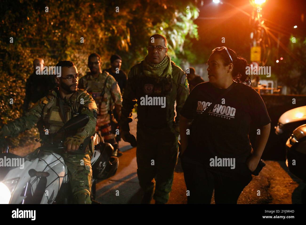 Rio De Janeiro, Rj, Brasilien. 30. September 2023. Fabiana Escobar ist Mitglied einer der Drehorte einer Webserie, die sie in Vidigals Favela, Rio de Janeiro, inszeniert. Die Ex-Ehefrau eines einflussreichen brasilianischen Drogenhändlers, Fabiana Escobar, auch Bibi Perigosa, "Bibi der gefährliche" genannt, ist heute Filmemacherin in der Rocinha-Favela von Rio de Janeiro. Ihr Leben inspirierte die brasilianische Telenovela „A Forca do Querer“, die ins Englische mit Edge of Desire übersetzt wurde. In den Favelas von Rio de Janeiro, Brasilien, ist seit den späten 2000er Jahren eine Generation junger Regisseurinnen entstanden Ihr Ziel ist es, zu produzieren Stockfoto