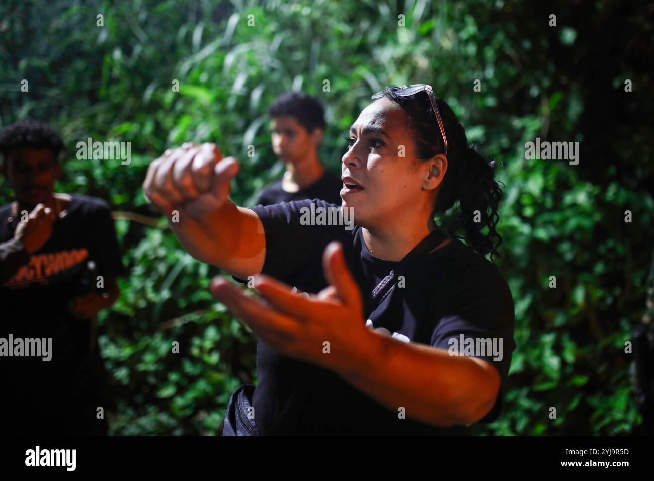 Rio De Janeiro, Rj, Brasilien. Oktober 2023. Fabiana Escobar inszeniert ihre Schauspieler am Set einer Webserie, die sie in Vidigals Favela Rio de Janeiro inszeniert. Die Ex-Ehefrau eines einflussreichen brasilianischen Drogenhändlers, Fabiana Escobar, auch Bibi Perigosa, "Bibi der gefährliche" genannt, ist jetzt Filmemacherin in der Rocinha-Favela von Rio de Janeiro. Ihr Leben inspirierte die brasilianische Telenovela „A Forca do Querer“, die ins Englische mit Edge of Desire übersetzt wurde. In den Favelas von Rio de Janeiro, Brasilien, ist seit den späten 2000er Jahren eine Generation junger Regisseurinnen entstanden Ihr Ziel ist es, al zu produzieren Stockfoto