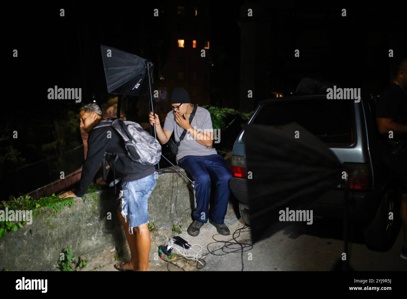 Rio De Janeiro, Rj, Brasilien. Oktober 2023. Techniker beleuchten das Set einer Webserie von Fabiana Escobar in Vidigals Favela Rio de Janeiro. Die Ex-Ehefrau eines einflussreichen brasilianischen Drogenhändlers, Fabiana Escobar, auch Bibi Perigosa, "Bibi der gefährliche" genannt, ist jetzt Filmemacherin in der Rocinha-Favela von Rio de Janeiro. Ihr Leben inspirierte die brasilianische Telenovela „A Forca do Querer“, die ins Englische mit Edge of Desire übersetzt wurde. In den Favelas von Rio de Janeiro, Brasilien, ist seit den späten 2000er Jahren eine Generation junger Regisseurinnen entstanden Ihr Ziel ist es, Alt zu produzieren Stockfoto