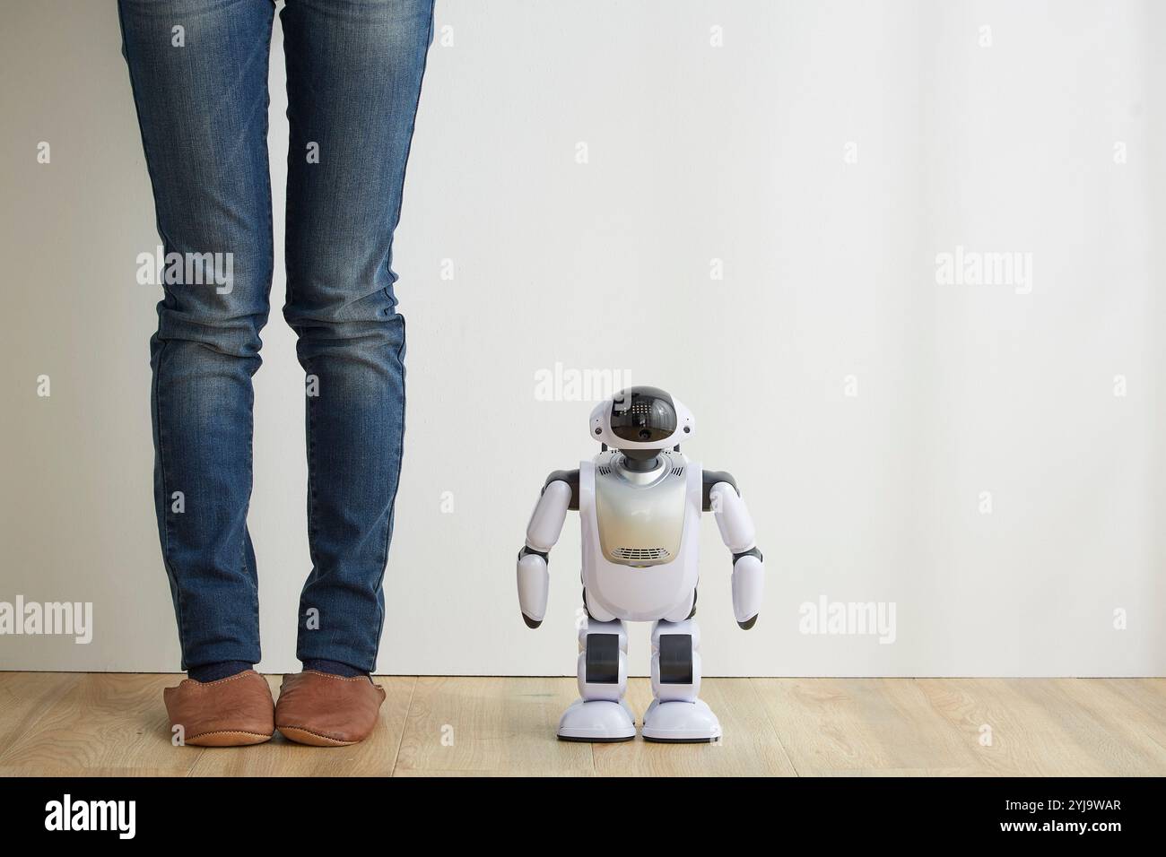 Stehende Frau mit Beinen und Roboter Stockfoto