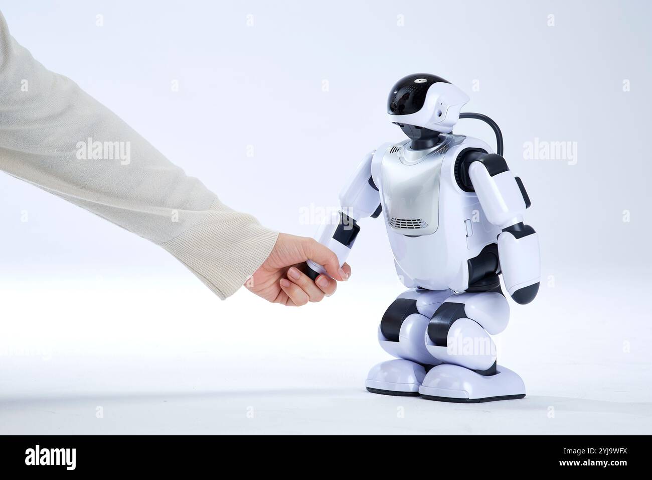 Menschliche Hand schüttelt mit dem Roboter die Hand Stockfoto