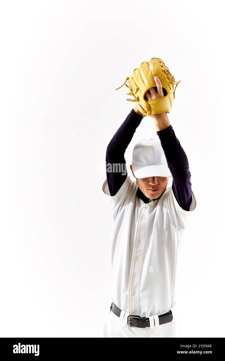 Mann in Baseballuniform, der versucht, Ball zu werfen Stockfoto