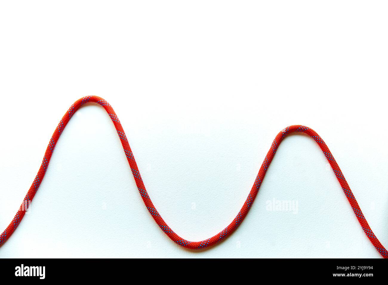 Rotes Seil imitiert eine Gratlinie Stockfoto