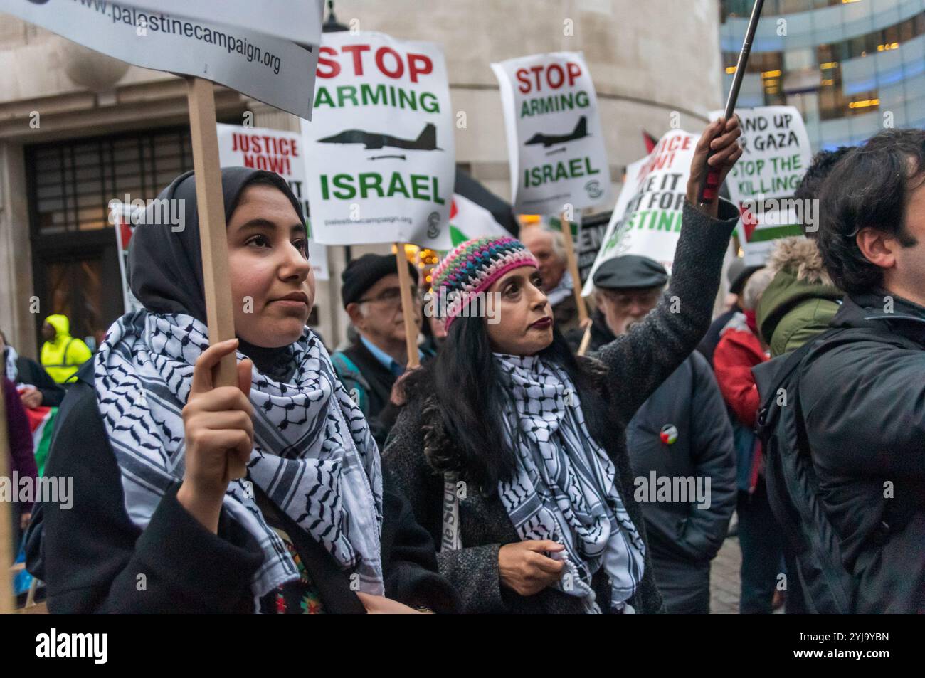 Tut mir leid, Medyan hat es geschrieben und wollte es hinzufügen... London, Großbritannien. Dezember 2018. Die Demonstranten forderten die BBC auf, sich vom Eurovision Song Contest 2019 zurückzuziehen, der von Israel veranstaltet wurde, um zu vermeiden, dass sie an den anhaltenden Menschenrechtsverletzungen Israels mitschuldig werden. Sie sagen, dass der Wettbewerb die Menschenrechtsbilanz Israels "artwüscht", einschließlich der Tötung von mindestens 205 Palästinensern durch israelische Truppen im belagerten Gazastreifen seit Beginn der Proteste Ende März und der Verabschiedung des jüdischen Nationalstaatengesetzes, das ein Apartheidsystem in israelischem Recht formalisiert. Der Protest wurde von einem kleinen Gros abgelehnt Stockfoto