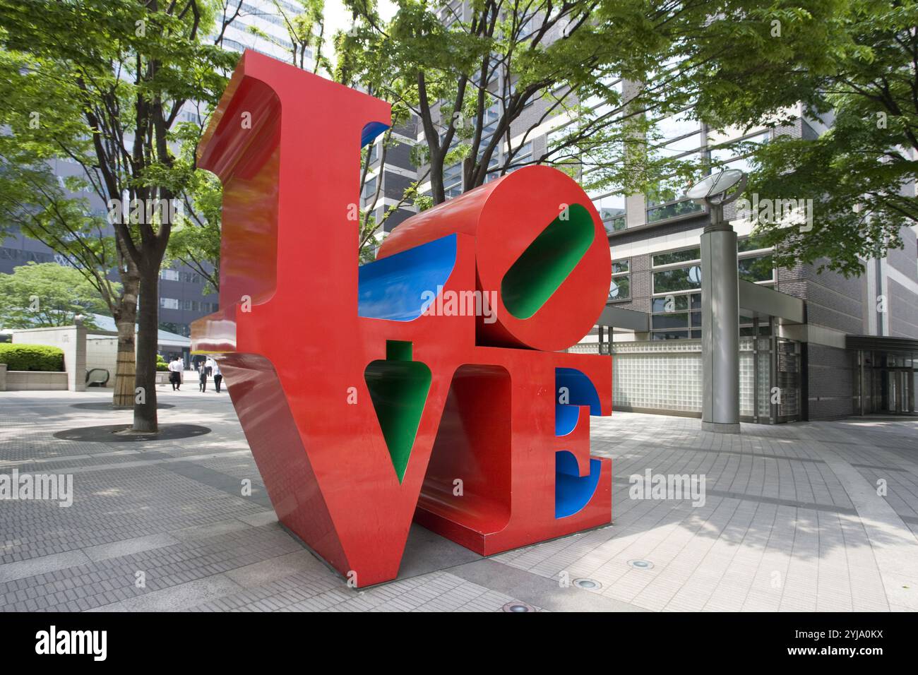 ARTE SIGLO XX. ESTADOS UNIDOS. INDIANA, Robert (Nr. 1928). Artista estadounidense, vinculado al Pop Art "Liebe". Escultura Situada en Nishi-Shinjuku. Distrito de Shinjuku. Tokio. Isla de Hondo (Honshu). Japón. Stockfoto