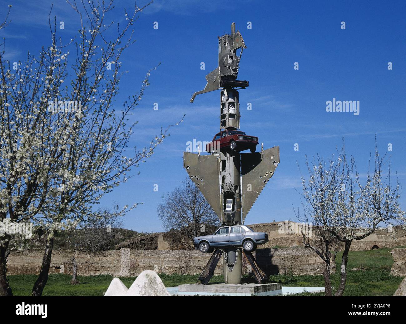 ARTE SIGLO XX. ALEMANIA. VOSTELL, Wolf (Leverkusen, 1932 - Berlín, 1998). Artista Alemán. ESCULTURA' ¿Por QUE EL PROCESO ENTRE PILATOS Y JESUS DURO SOLO DOS MINUTOS? ', Realizada en 1996. MUSEO VOSTELL, situado en El Paraje denominado Los Barruecos. Cercanías de Malpartida de Cáceres Provincia de Cáceres. Der Extremadura. España. Stockfoto