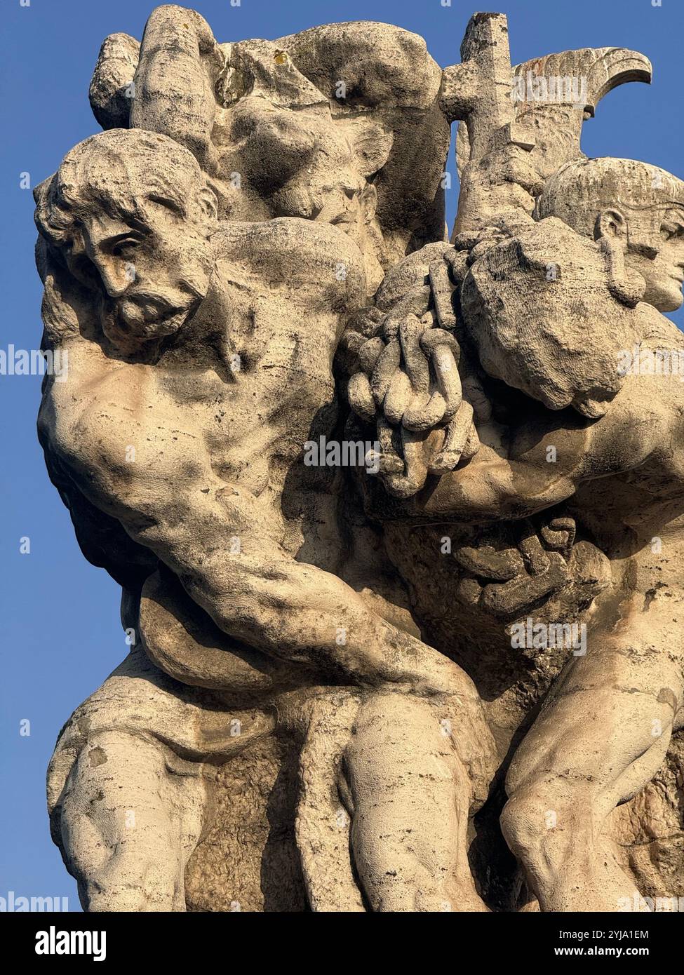 Diese römische Skulptur verkörpert zeitlose Kunstfertigkeit und zeigt klassische Eleganz und Handwerkskunst und bewahrt das reiche Erbe des Römischen Reiches. - Smartphone-aufgenommenes Stockfoto