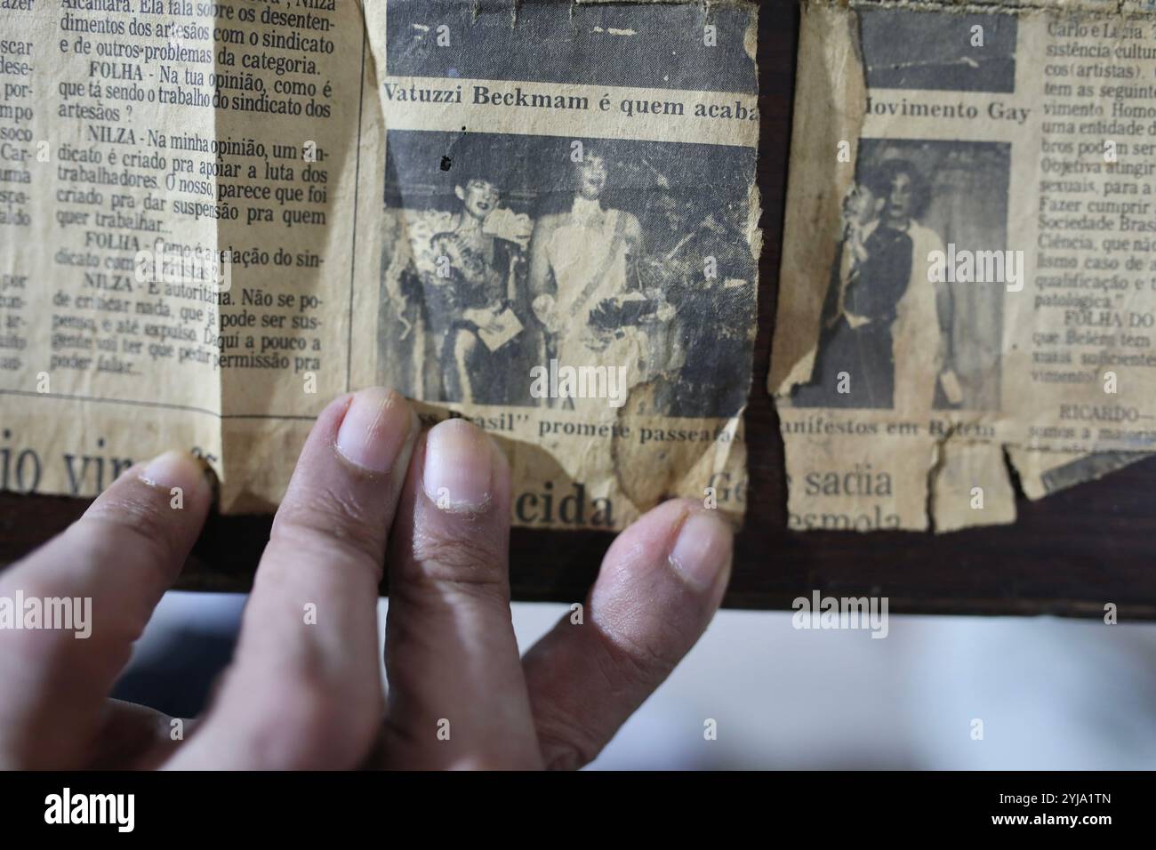 Jacque Chanel betrachtet alte Zeitungsausschnitte, die ihre ersten Schritte als Aktivistin in der Schwulenbewegung in Belém, ihrer Heimatstadt im brasilianischen Amazonasgebiet, erzählen. Jacque Chanel, ein Transpastor-Pastor und LGBTQIA-Aktivist, dessen Leben durch Ausgrenzung gekennzeichnet ist, gründete Sefora: Brasiliens erste evangelische Kirche, die Transgender-Menschen in Sao Paulo gewidmet ist. Einmal in der Woche treffen sich Dutzende Transgender-Gläubige, die meisten davon in prekären Situationen, in den Büros einer LGBTQIA-Vereinigung von Sao Paulo. (Foto: Apolline Guillerot-Malick/SOPA Images/SIPA USA) Stockfoto