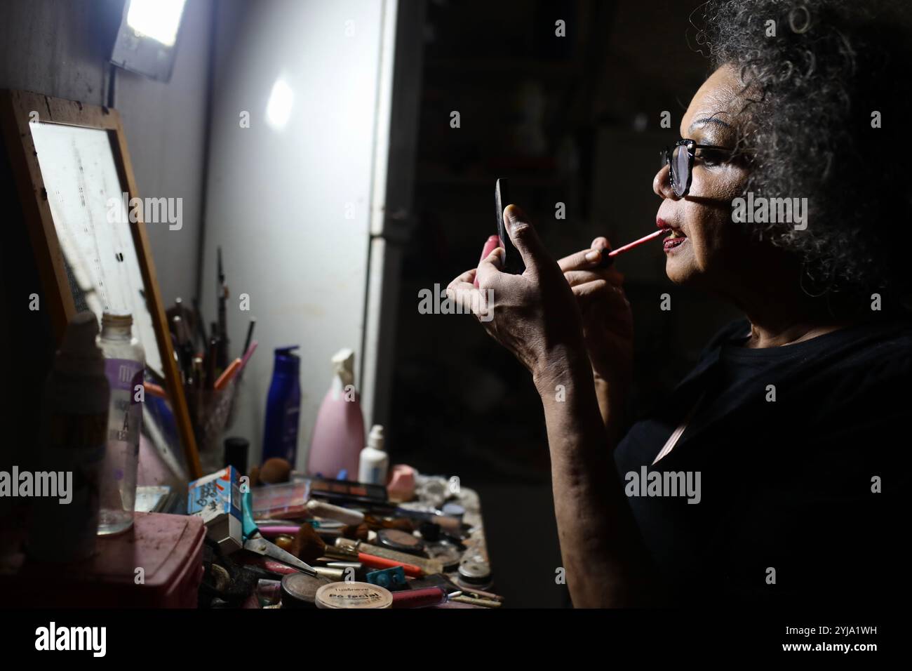 Sao Paulo, Brasilien. April 2024. Jacque Chanel schminkt sich vor dem wöchentlichen Gottesdienst in Sefora, wo sie predigt. Jacque Chanel, ein Transpastor-Pastor und LGBTQIA-Aktivist, dessen Leben durch Ausgrenzung gekennzeichnet ist, gründete Sefora: Brasiliens erste evangelische Kirche, die Transgender-Menschen in Sao Paulo gewidmet ist. Einmal in der Woche treffen sich Dutzende Transgender-Gläubige, die meisten davon in prekären Situationen, in den Büros einer LGBTQIA-Vereinigung von Sao Paulo. (Foto: Apolline Guillerot-Malick/SOPA Images/SIPA USA) Credit: SIPA USA/Alamy Live News Stockfoto