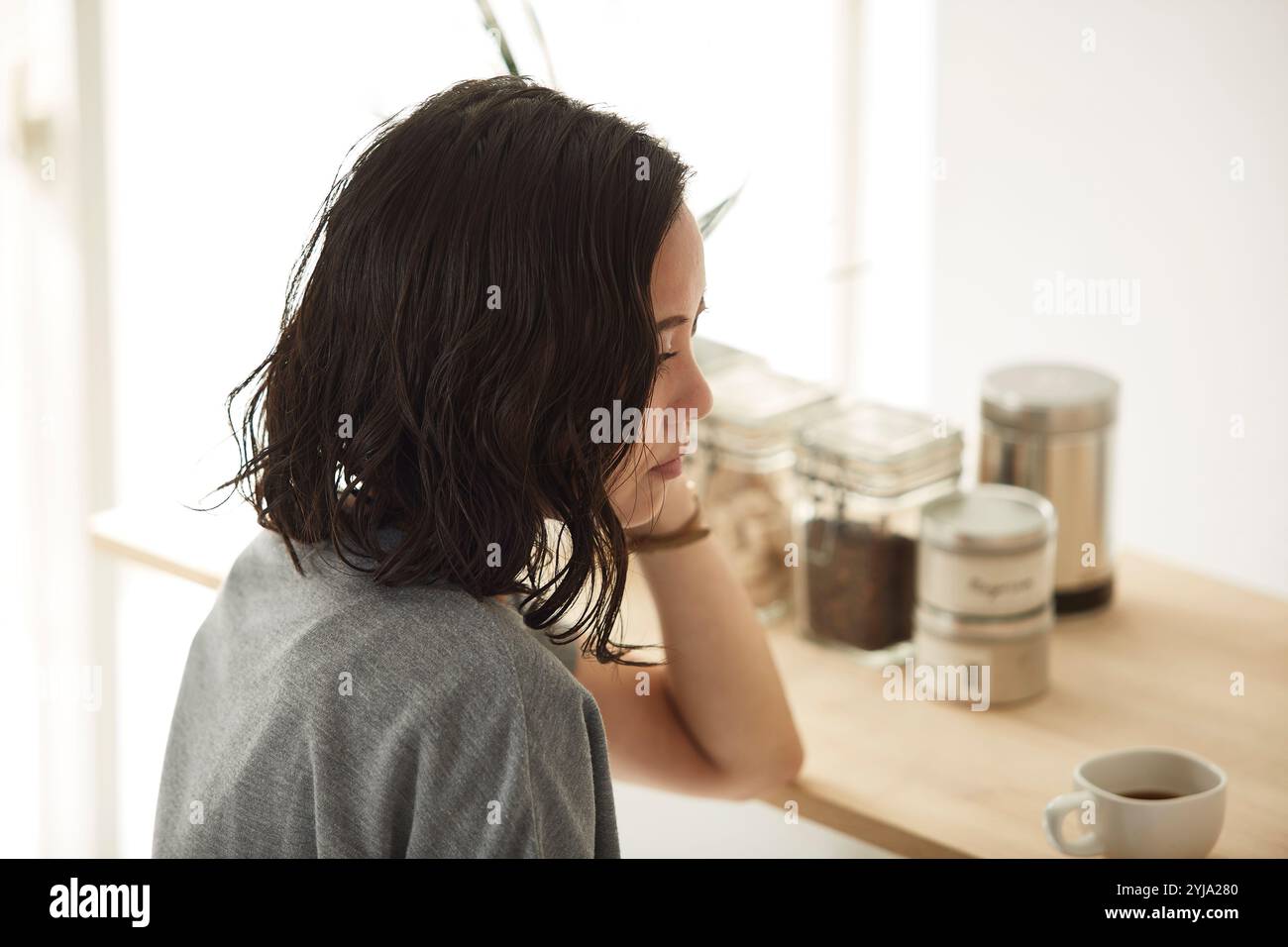 Frau, die sich in der Essküche entspannt Stockfoto