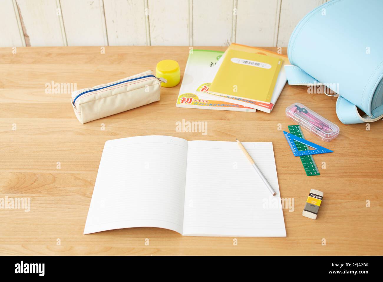 Schultaschen und Schulutensilien auf dem Tisch Stockfoto