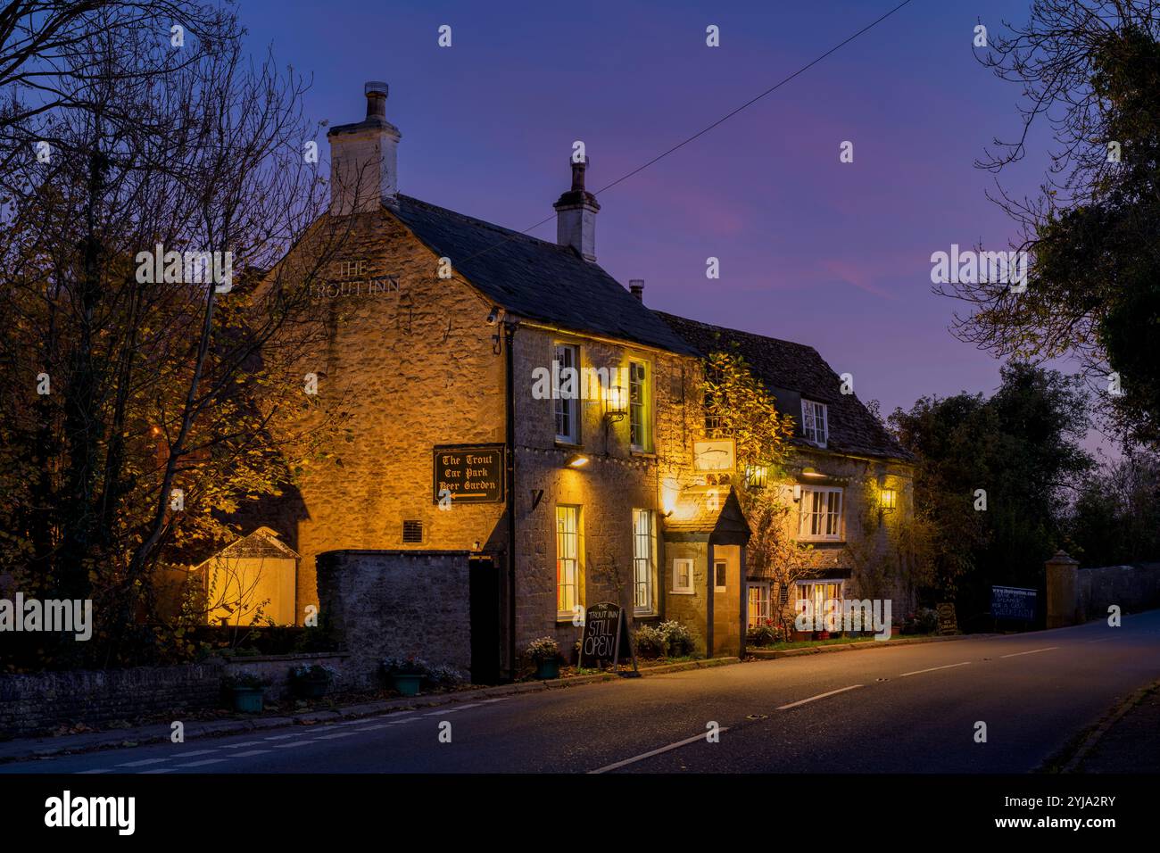 Das Trout Inn in der Abenddämmerung im Herbst. Lechlade on Thames, Cotswolds, Gloucestershire, England Stockfoto