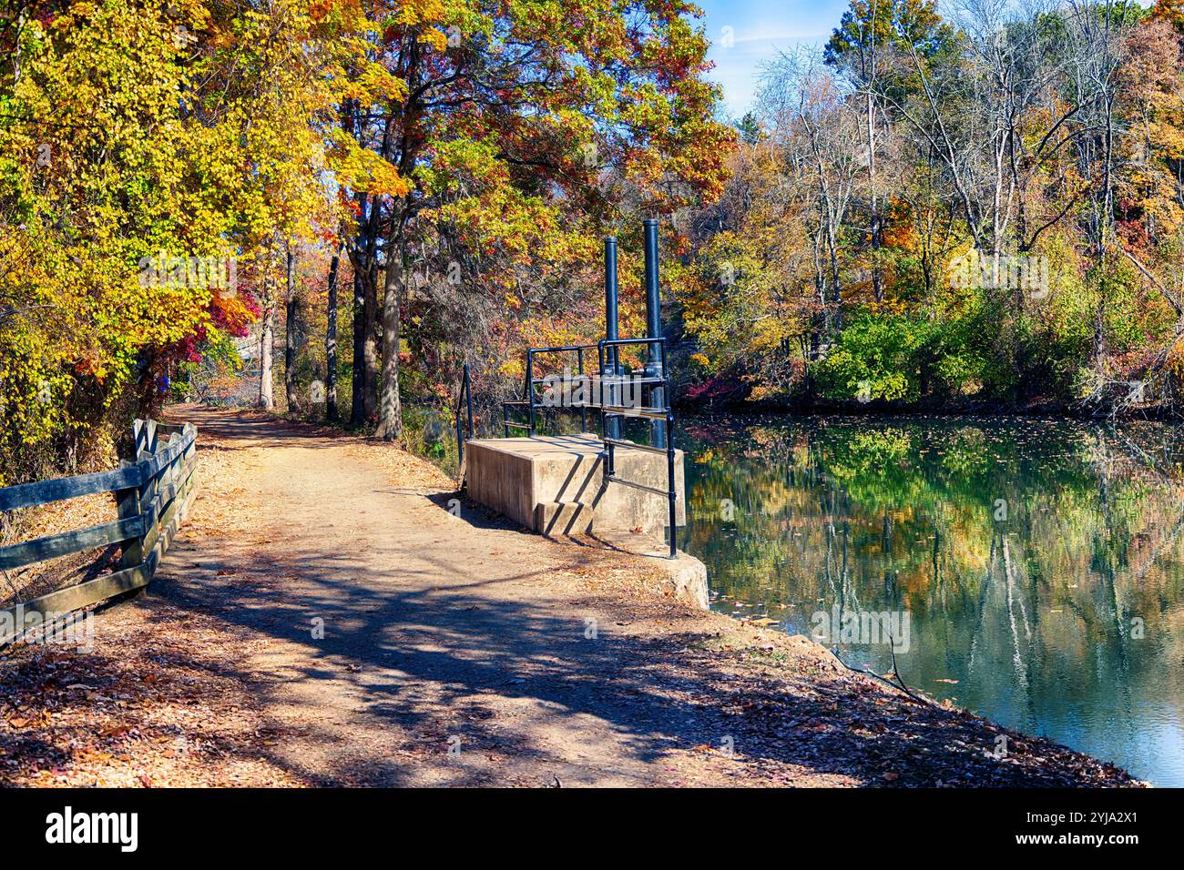 Fallszenerie am Pfad im Delaware and Raritan Canal State Park, Kingston, Mercer County, New Jersey, USA Stockfoto