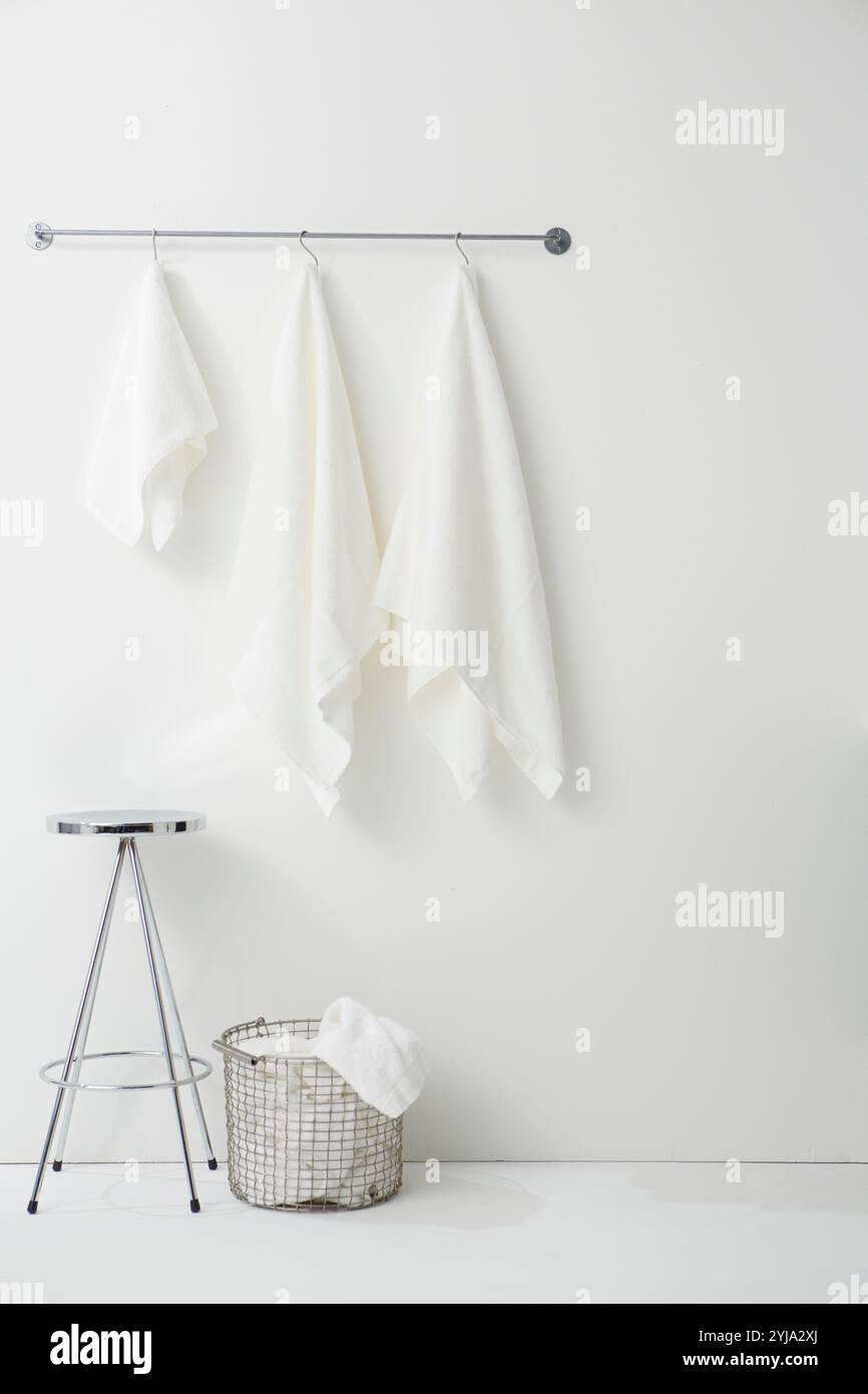 Mehrere weiße Handtücher über dem Handtuchhalter Stockfoto