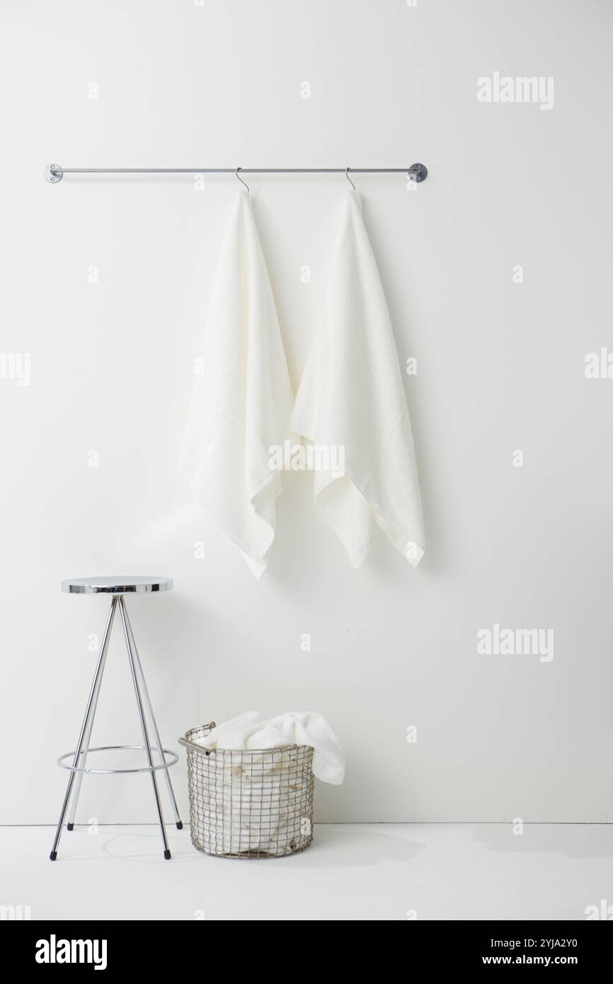 Handtuch, Hocker und Korb über dem Handtuchhalter Stockfoto