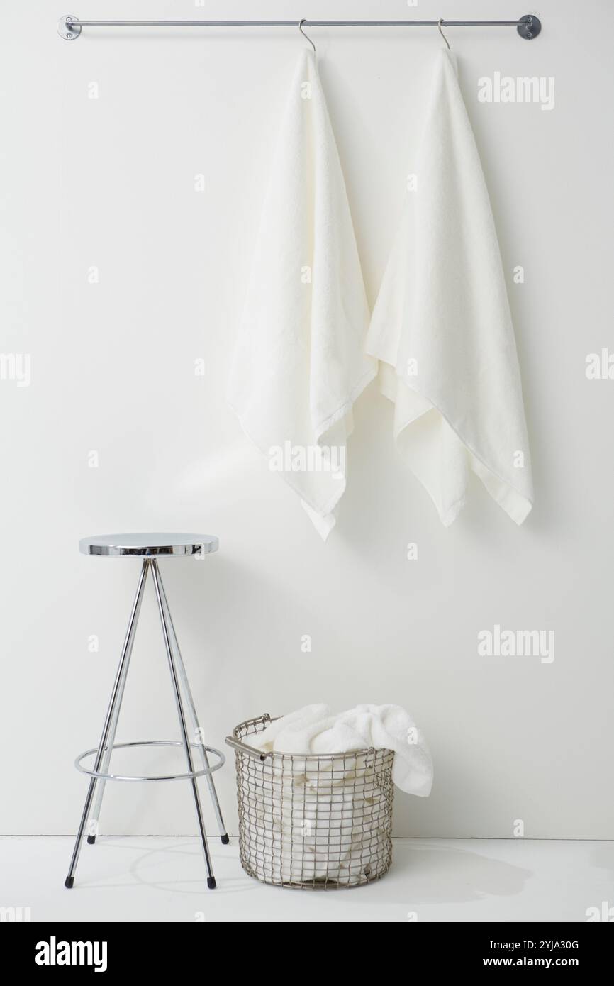 Handtuch, Hocker und Korb über dem Handtuchhalter Stockfoto