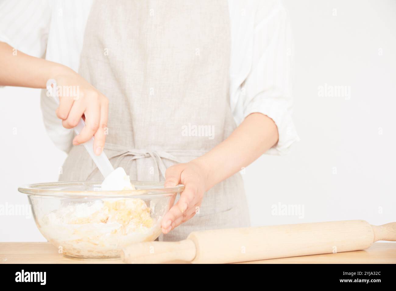 Frau, die Zutaten in einer Schüssel mischt Stockfoto