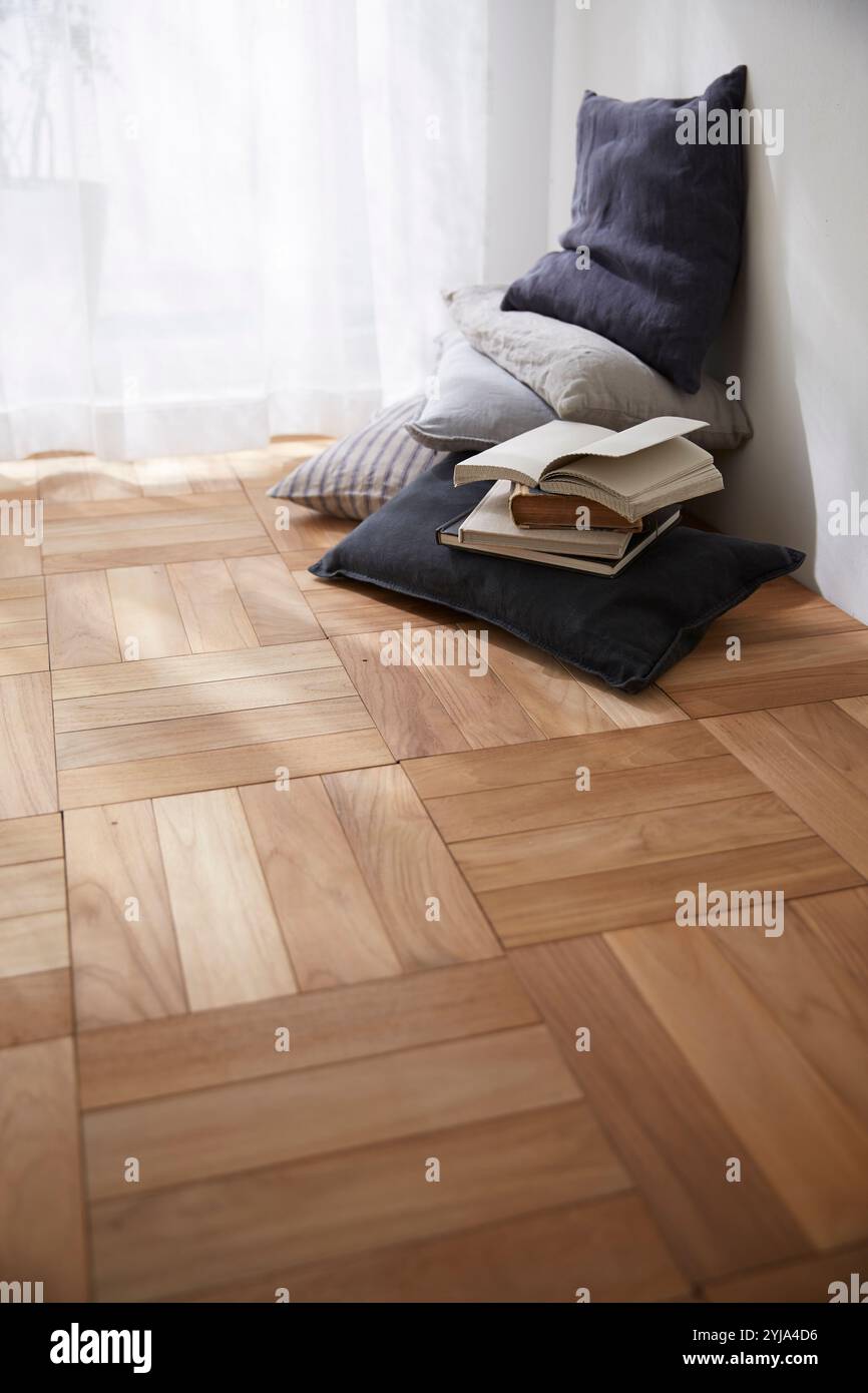 Kissen und Buch auf heller Fensterbank Stockfoto