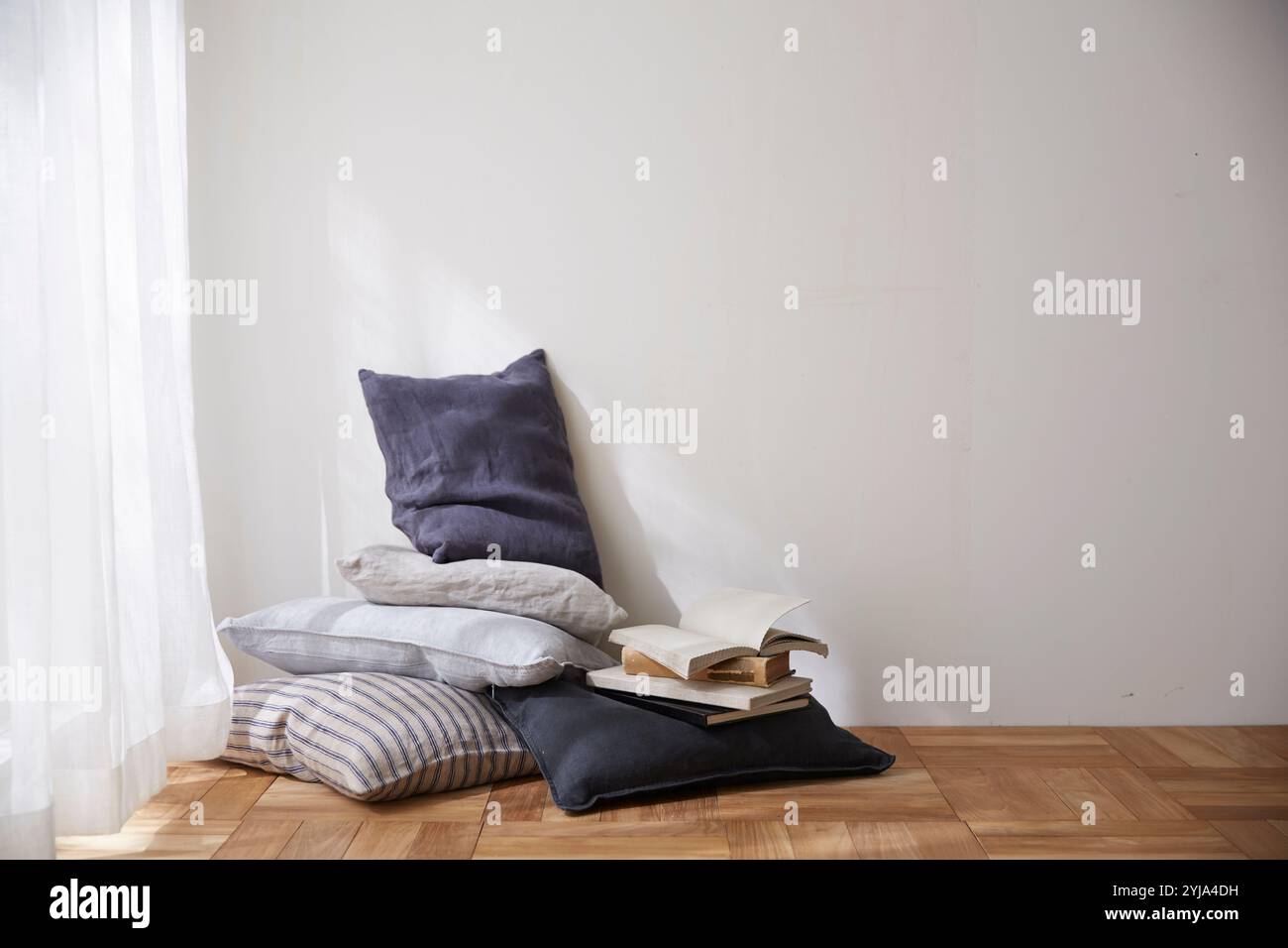 Kissen und Buch auf heller Fensterbank Stockfoto