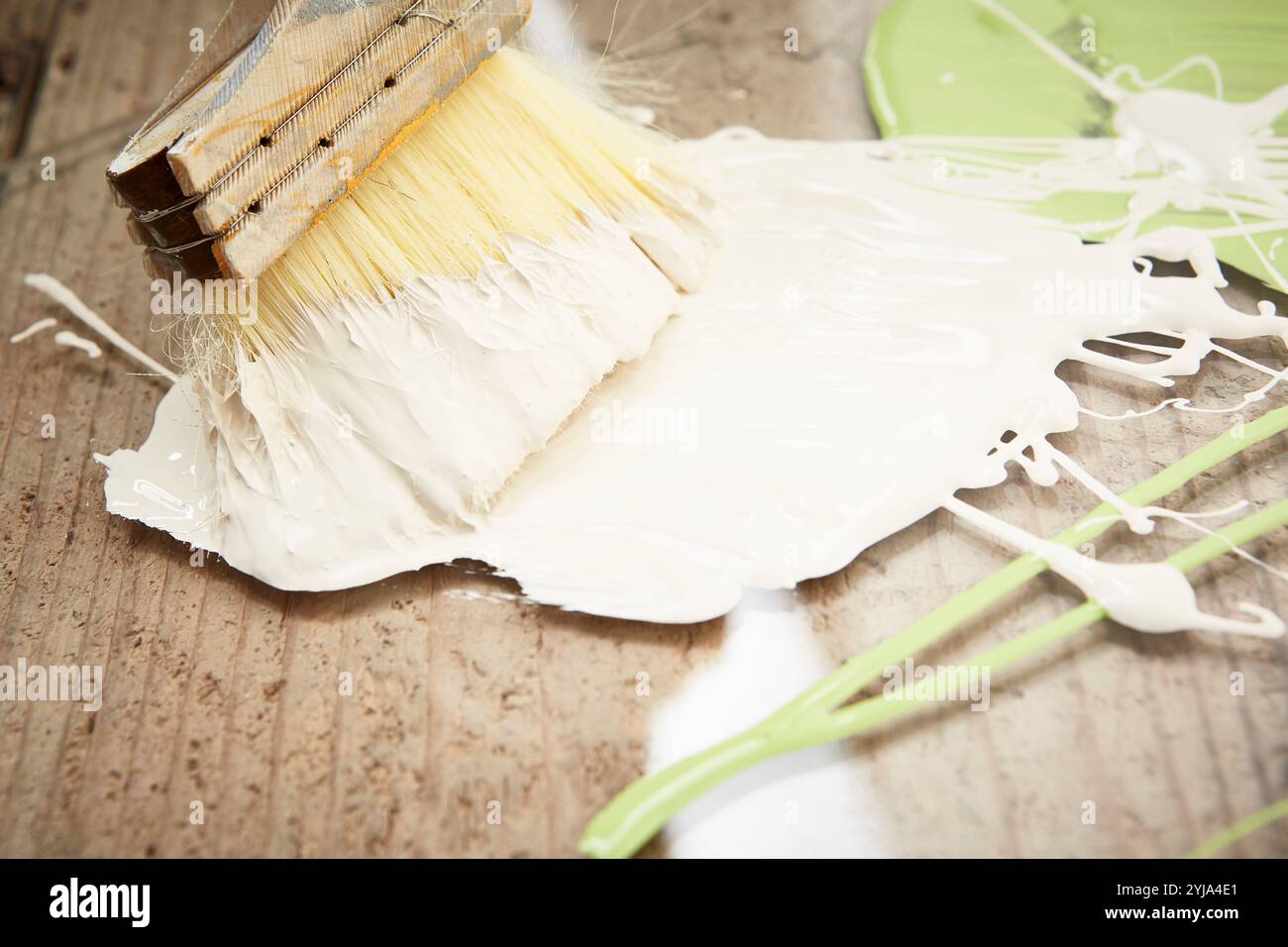 Weiße Farbe mit einem Pinsel aufgetragen Stockfoto