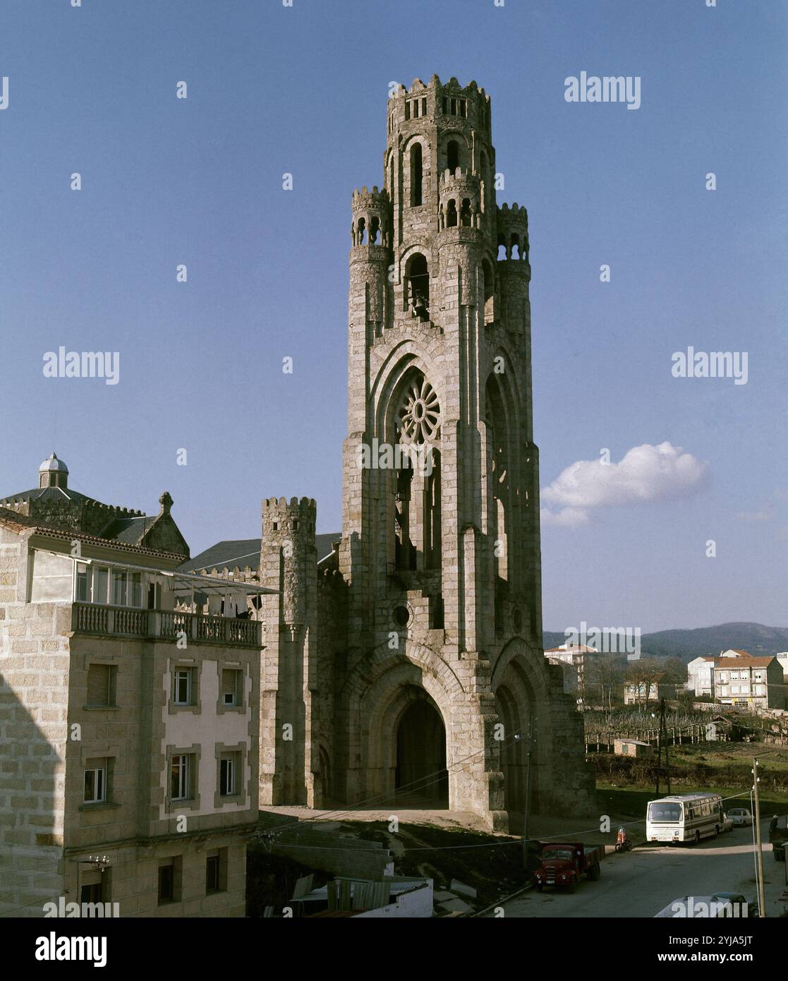 IGLESIA DE LA VERA CRUZ - 1950 - ARQUITECTURA ECLECTICA - ESTILO NEORROMANICO - FOTO AÑOS 70. AUTOR: ANTONIO PALACIOS RAMILO (1876-1945). LAGE: IGLESIA DE LA VERA CRUZ. CARBALLINO. Orense. SPANIEN. Stockfoto