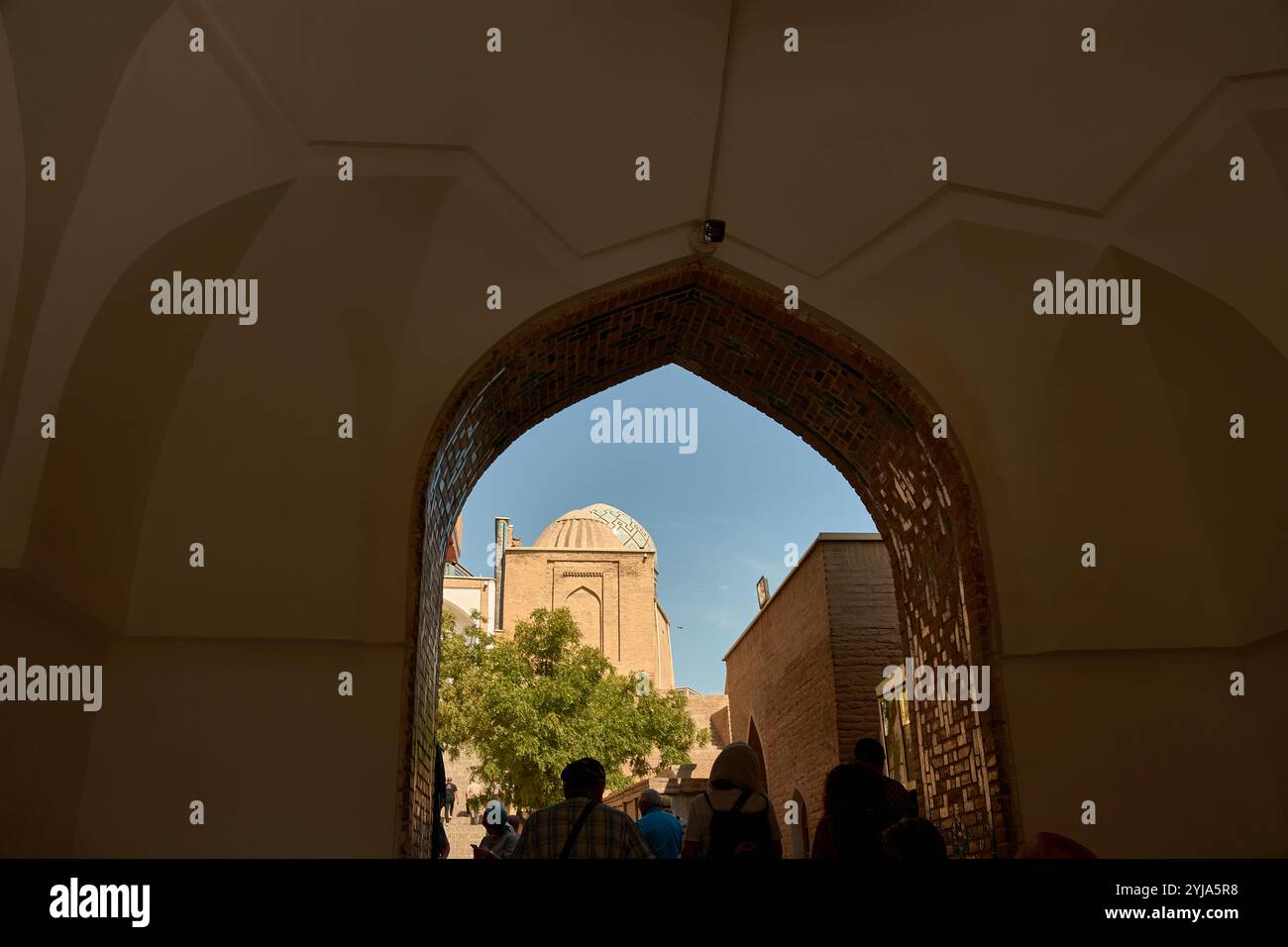 SAMARKAND, USBEKISTAN;19. SEPTEMBER 2024: Blick auf die architektonischen Gewölbe des Schah-i-Zinda-Komplexes in Samarkand, Usbekistan Stockfoto