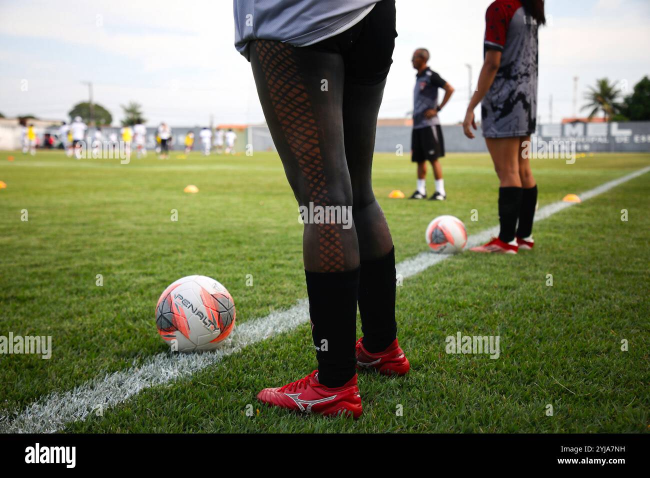 Auf dem Fußballfeld von Bom Jesus do Tocantins wärmen sich indigene Spieler des Gaviao Kyikateje Clubs vor einem Para-Meisterschaftsspiel auf. Gaviao Kyikateje war die erste indigene Frauenfußballmannschaft in der brasilianischen Geschichte, die in einer Profiliga antrat. Im Amazonasgebiet, im Bundesstaat Para, sehen indigene Frauen Fußball als neue Gelegenheit, gesehen und gehört zu werden. Leider verhindert dies Rassismus und Diskriminierung nicht. Stockfoto