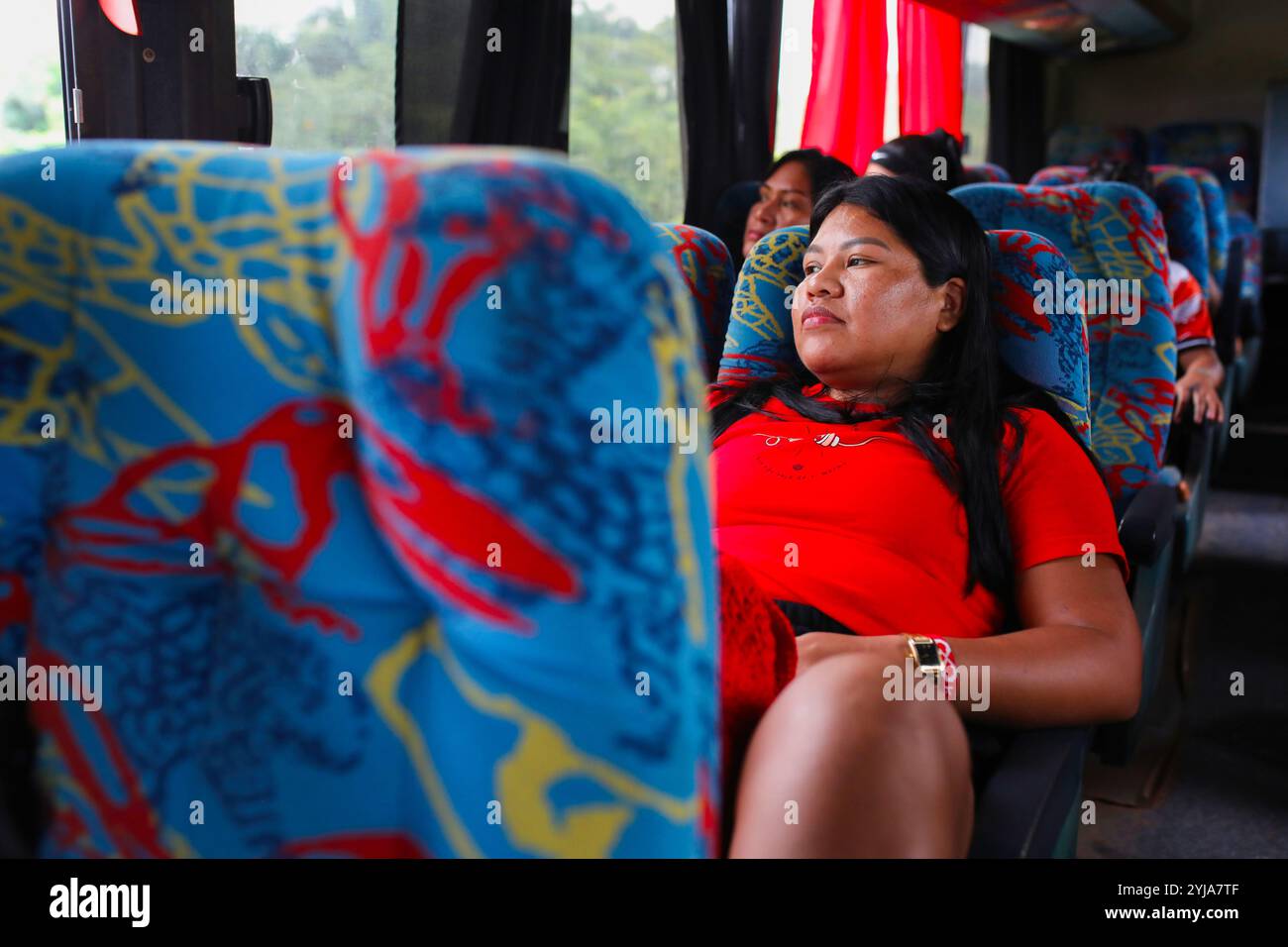 Spieler des Gaviao Kyikateje Clubs in einem Bus auf dem Weg zu einem Para-Meisterschaftsspiel in Bom Jesus do Tocantins. Gaviao Kyikateje war die erste indigene Frauenfußballmannschaft in der brasilianischen Geschichte, die in einer Profiliga antrat. Im Amazonasgebiet, im Bundesstaat Para, sehen indigene Frauen Fußball als neue Gelegenheit, gesehen und gehört zu werden. Leider verhindert dies Rassismus und Diskriminierung nicht. Stockfoto