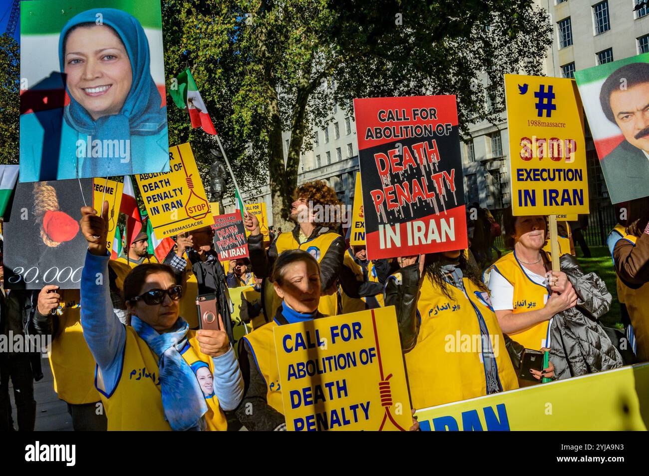 London, Großbritannien. Oktober 2018. Hinter dem Banner "Demokratie im Iran mit Maryam Rajavi" protestierten die iranischen Volksmudschaheddin gegen das repressive gegenwärtige Regime im Iran, mit einem Gibbet und drei Frauen in einer Gefängniszelle, die die Herrschaft des Terrors dort illustrieren und ein Ende der Hinrichtungen dort forderten. Plakate erinnerten uns daran, dass das iranische Regime der Weltrekordhalter für Hinrichtungen ist. Rajavi, der Vorsitzende der PMOI, hat ein 10-Punkte-Manifest veröffentlicht, in dem ein modernes Rechtssystem, die Gleichstellung der Geschlechter und die politischen und sozialen Rechte im Iran gefordert werden Stockfoto