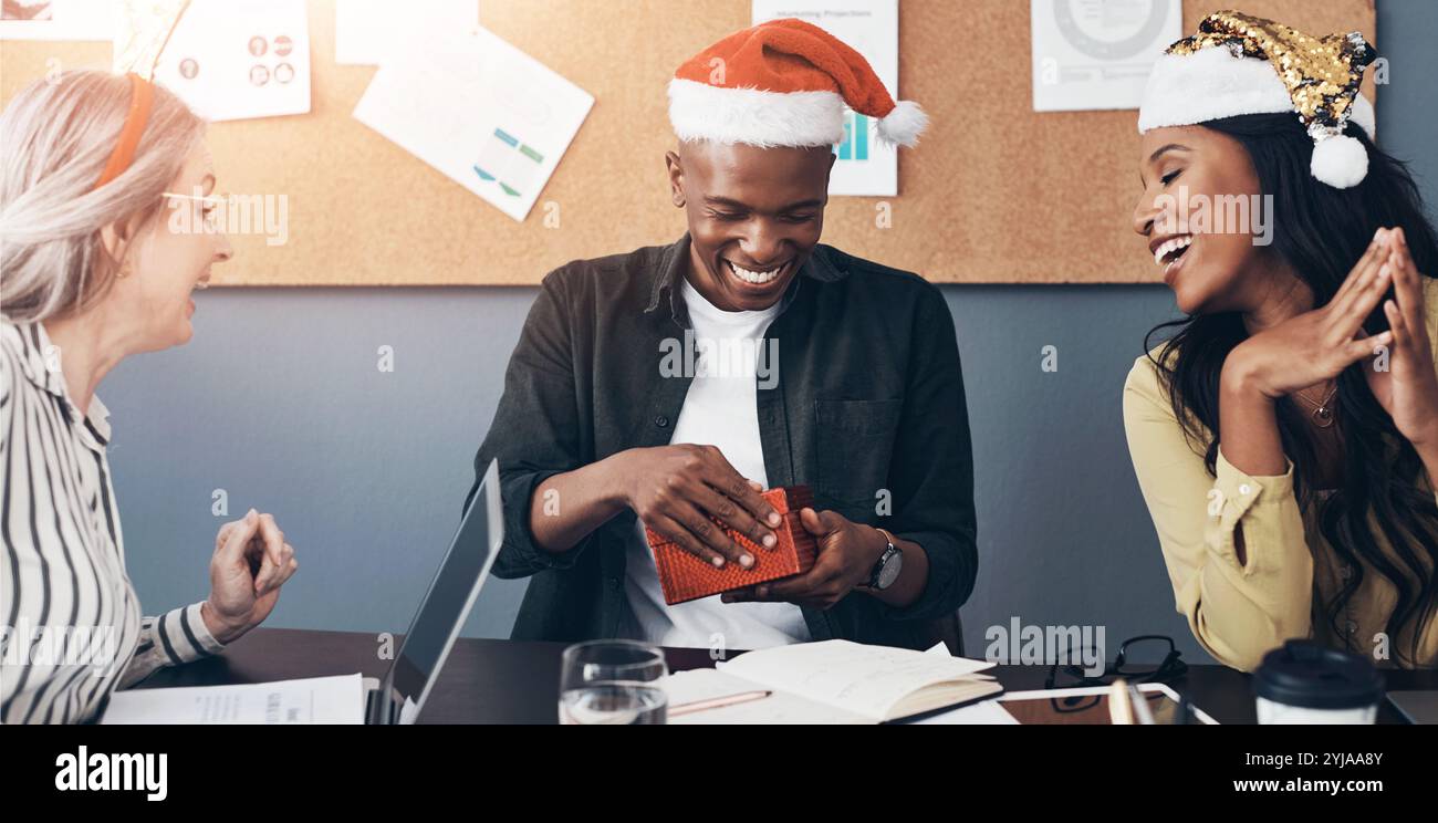Weihnachten, Geschäftsleute und Überraschungsgeschenke im Büro für festliche Feierlichkeiten, Geschenke oder Anerkennung für Kollegen. Team, Mitarbeiter oder begeistert davon Stockfoto