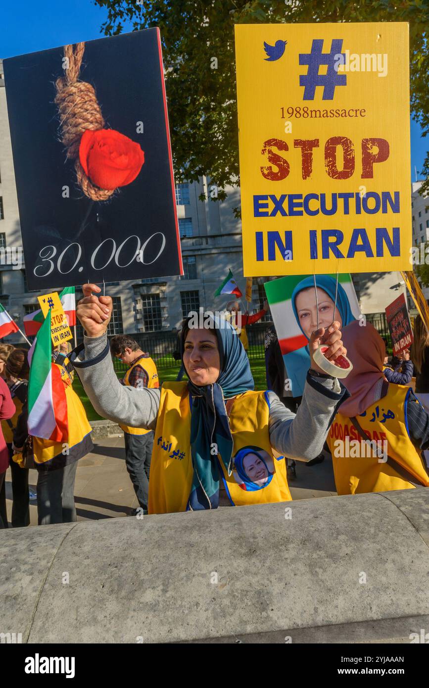 London, Großbritannien. Oktober 2018. Hinter dem Banner "Demokratie im Iran mit Maryam Rajavi" protestierten die iranischen Volksmudschaheddin gegen das repressive gegenwärtige Regime im Iran, mit einem Gibbet und drei Frauen in einer Gefängniszelle, die die Herrschaft des Terrors dort illustrieren und ein Ende der Hinrichtungen dort forderten. Plakate erinnerten uns daran, dass das iranische Regime der Weltrekordhalter für Hinrichtungen ist. Rajavi, der Vorsitzende der PMOI, hat ein 10-Punkte-Manifest veröffentlicht, in dem ein modernes Rechtssystem, die Gleichstellung der Geschlechter und die politischen und sozialen Rechte im Iran gefordert werden Stockfoto