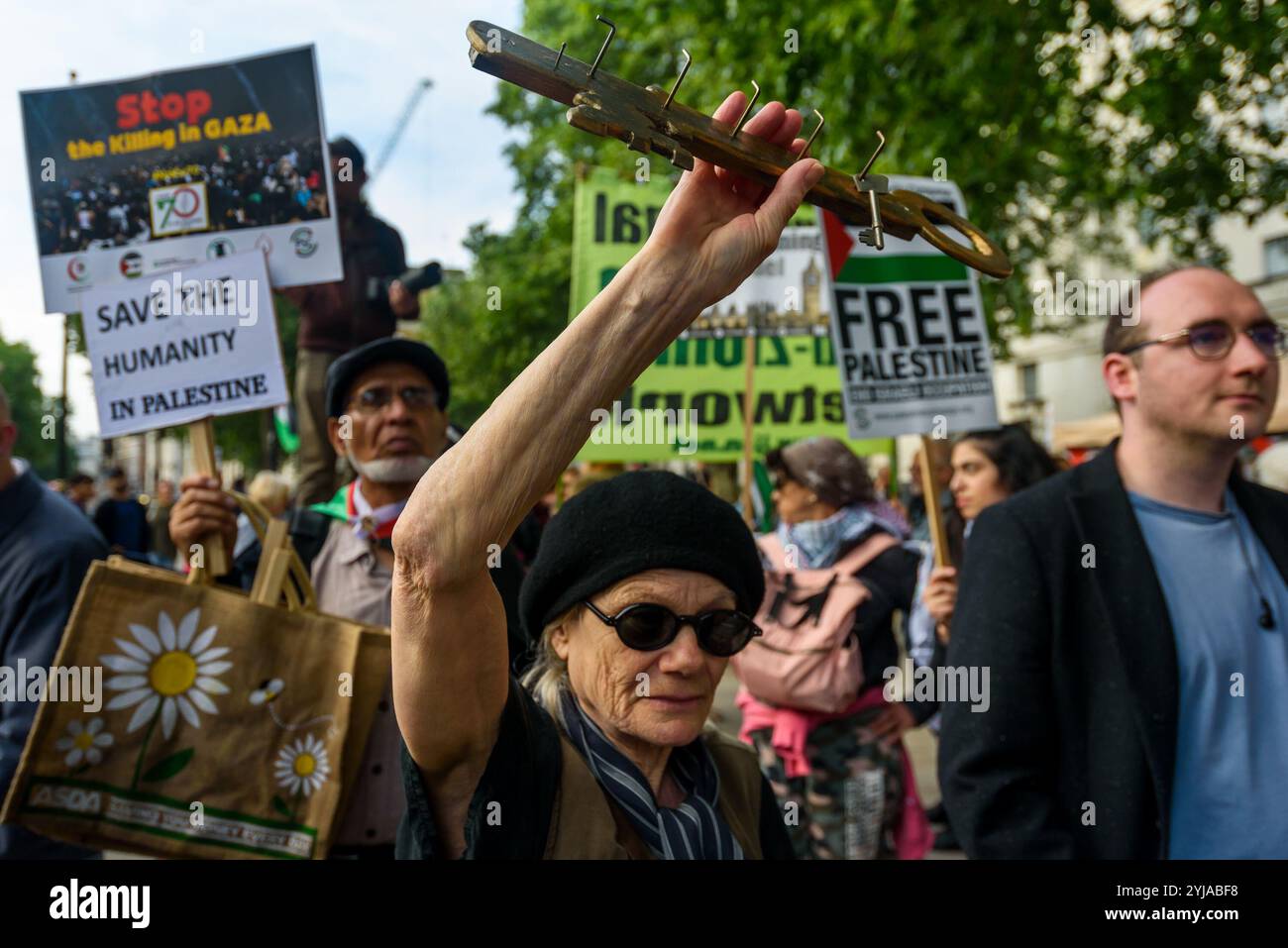 London, Großbritannien. Juni 2018. Eine Frau hält einen Schlüssel in der Hand, der das Recht der Palästinenser symbolisiert, in die Häuser zurückzukehren, aus denen sie 1948 gezwungen wurden, als Israel gegründet wurde. Die Demonstranten in der Downing St. rufen am Nationalfeiertag der Solidaritätsaktionen für den Großen Rückkehrmarsch in Palästina zur Freiheit Palästinas und zur Beendigung der Erschießung von Palästinensern durch israelische Streitkräfte auf. Sie drängten die Regierung, die Waffenlieferungen an Israel einzustellen, und unterstützten die Rechte der Palästinenser, in ihre ehemaligen Familienhäuser zurückzukehren. Nach einer Kundgebung gegenüber der Downing Street marschierten sie vor dem Parlament mit weiteren Protesten Stockfoto