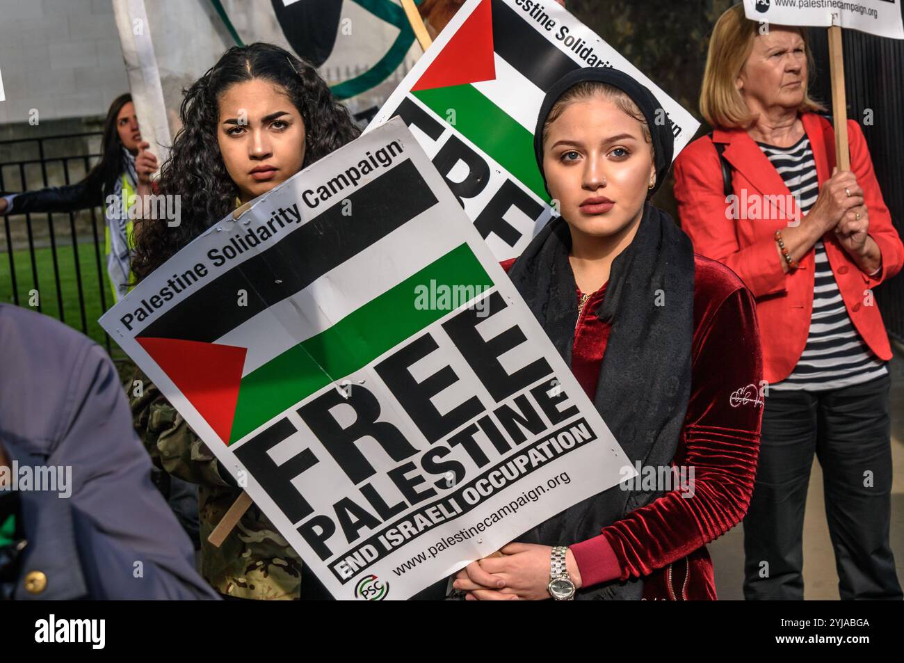 London, Großbritannien. Juni 2018. Die Demonstranten in der Downing St. rufen am Nationalfeiertag der Solidaritätsaktionen für den Großen Rückkehrmarsch in Palästina zur Freiheit Palästinas und zur Beendigung der Erschießung von Palästinensern durch israelische Streitkräfte auf. Sie drängten die Regierung, die Waffenlieferungen an Israel einzustellen, und unterstützten die Rechte der Palästinenser, in ihre ehemaligen Familienhäuser zurückzukehren. Viele kamen mit palästinensischen Flaggen und Schlüsselbündeln, um das Recht auf Rückkehr in die Häuser zu symbolisieren, die die Menschen vor siebzig Jahren im Nakba 1948 verlassen mussten, als der Staat Israel gegründet wurde. Nach einer Kundgebung gegenüber Dow Stockfoto