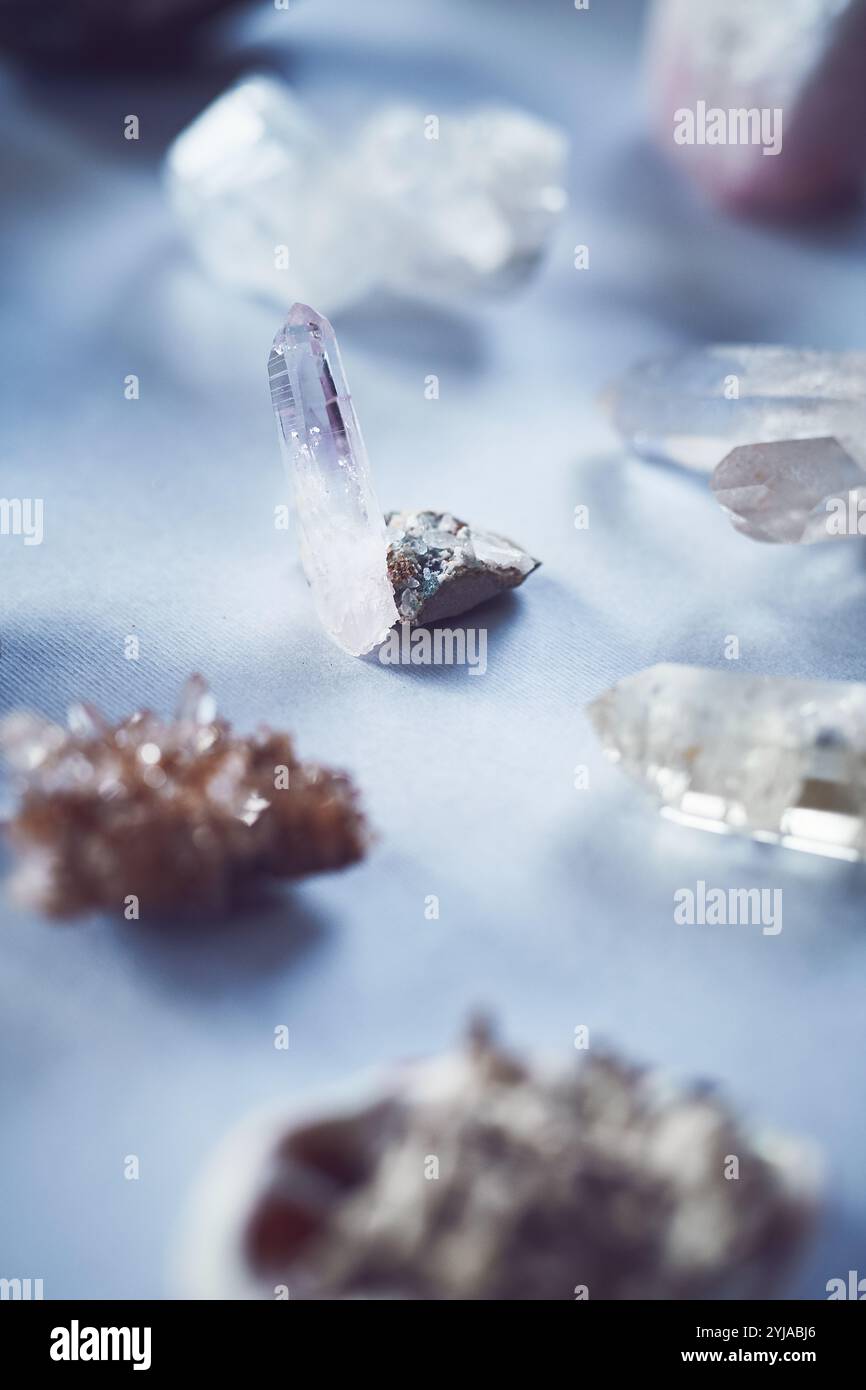 Kristalle, Natursteine und Steine für spirituelle Praxis, Heilung und Schmuck für Chakra-Reinigung oder Zen. Felsen, Mineralien und Geologie für Reiki Stockfoto