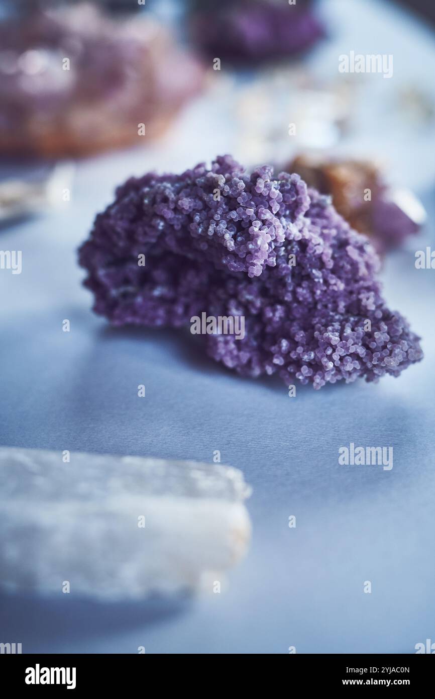 Kristalle, Energie und Edelstein für spirituelle Praxis, Heilung und Schmuck für Chakra-Reinigung. Felsen, Mineralien und Geologie für Reiki, Meditation Stockfoto