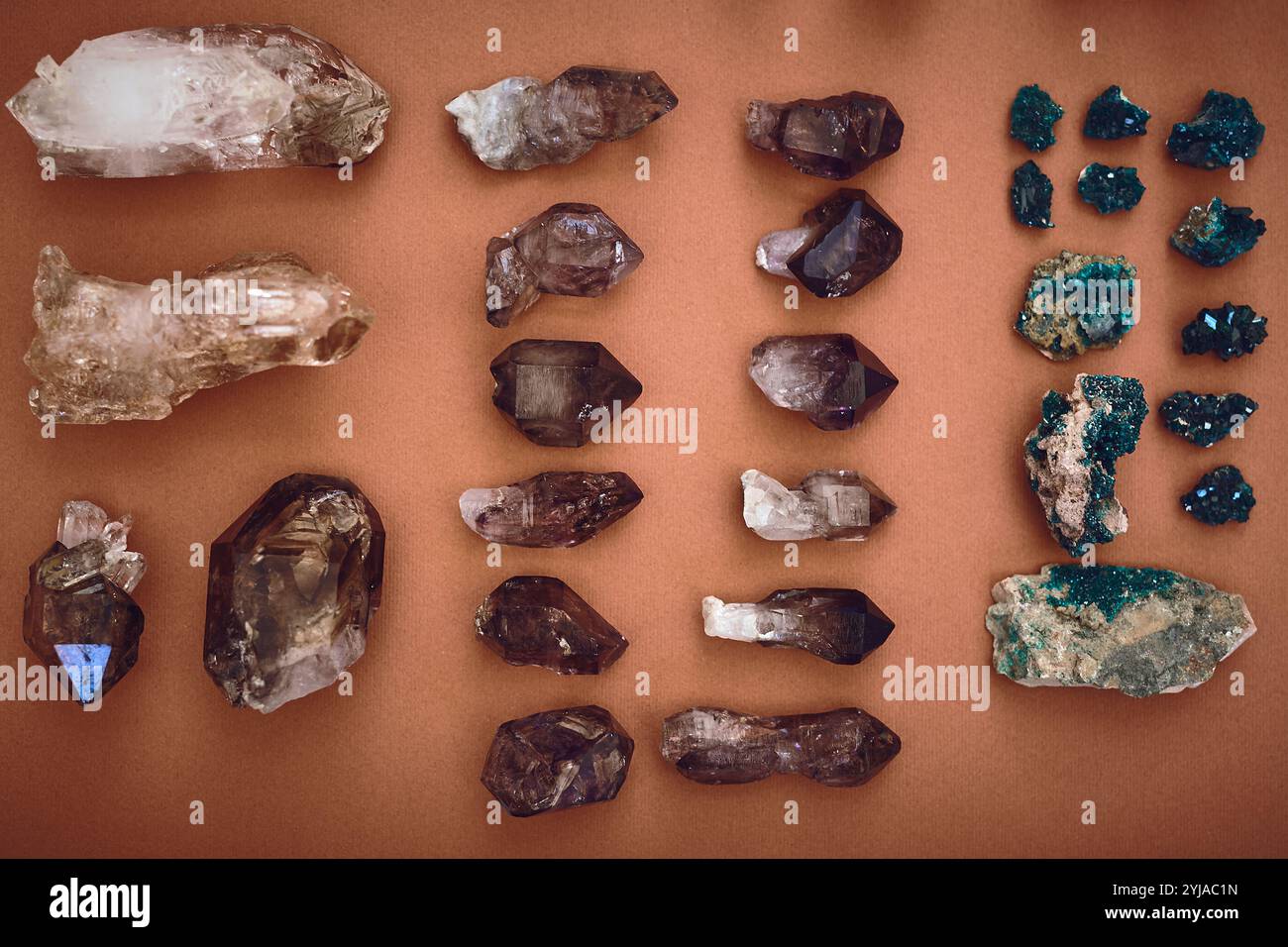 Oben, Aura und Edelsteine mit Kristallen im Studio für ganzheitliche Heilung, Ästhetik und Reiki-Energie. Amethyst, Steinmineralien und Chakra mit Juwelen Stockfoto