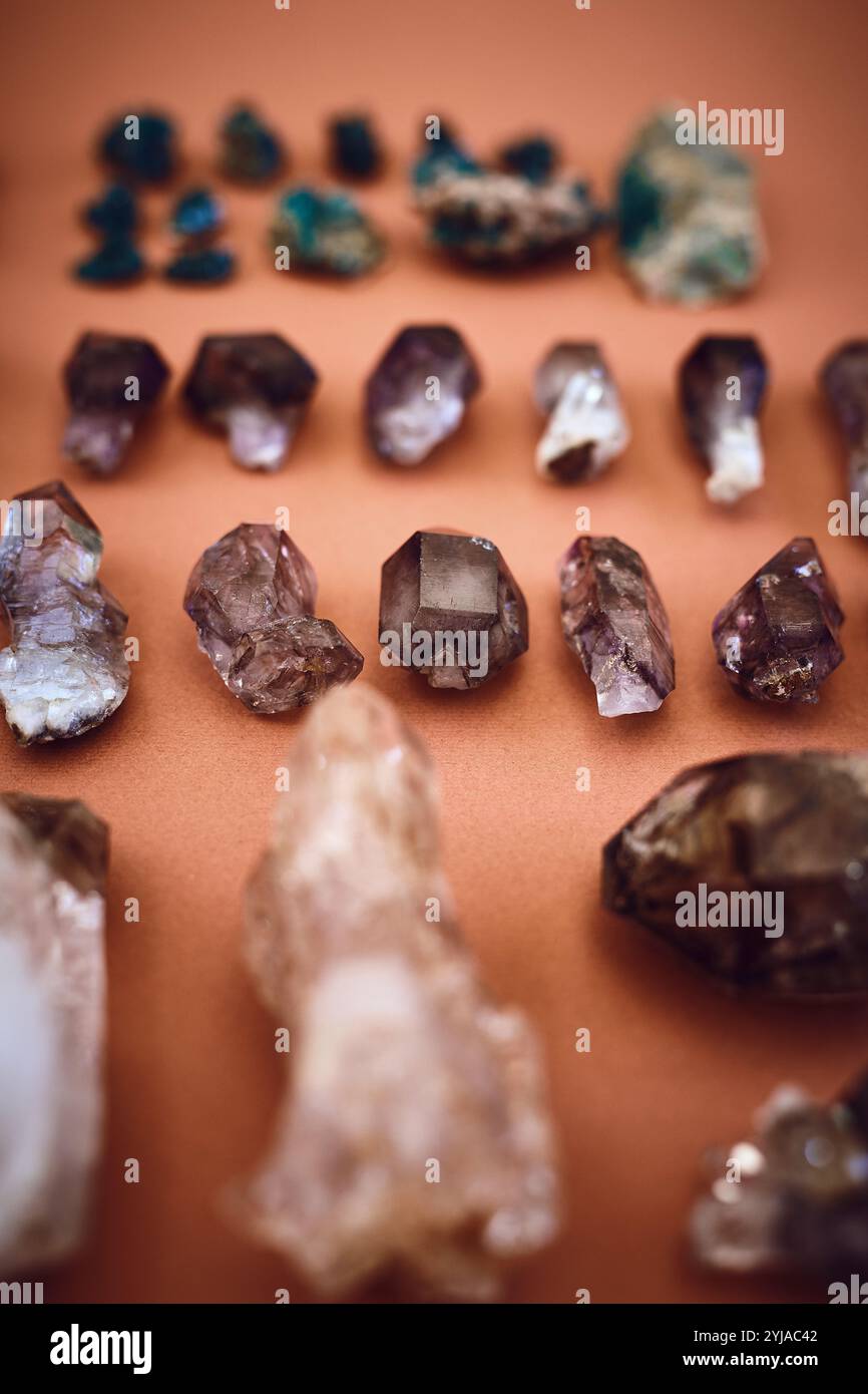 Aura, Spiritualität und Edelsteine mit Kristallen im Studio für ganzheitliche Heilung, Ästhetik und Reiki-Energie. Amethyst, Steinmineralien und Chakra mit Juwelen Stockfoto