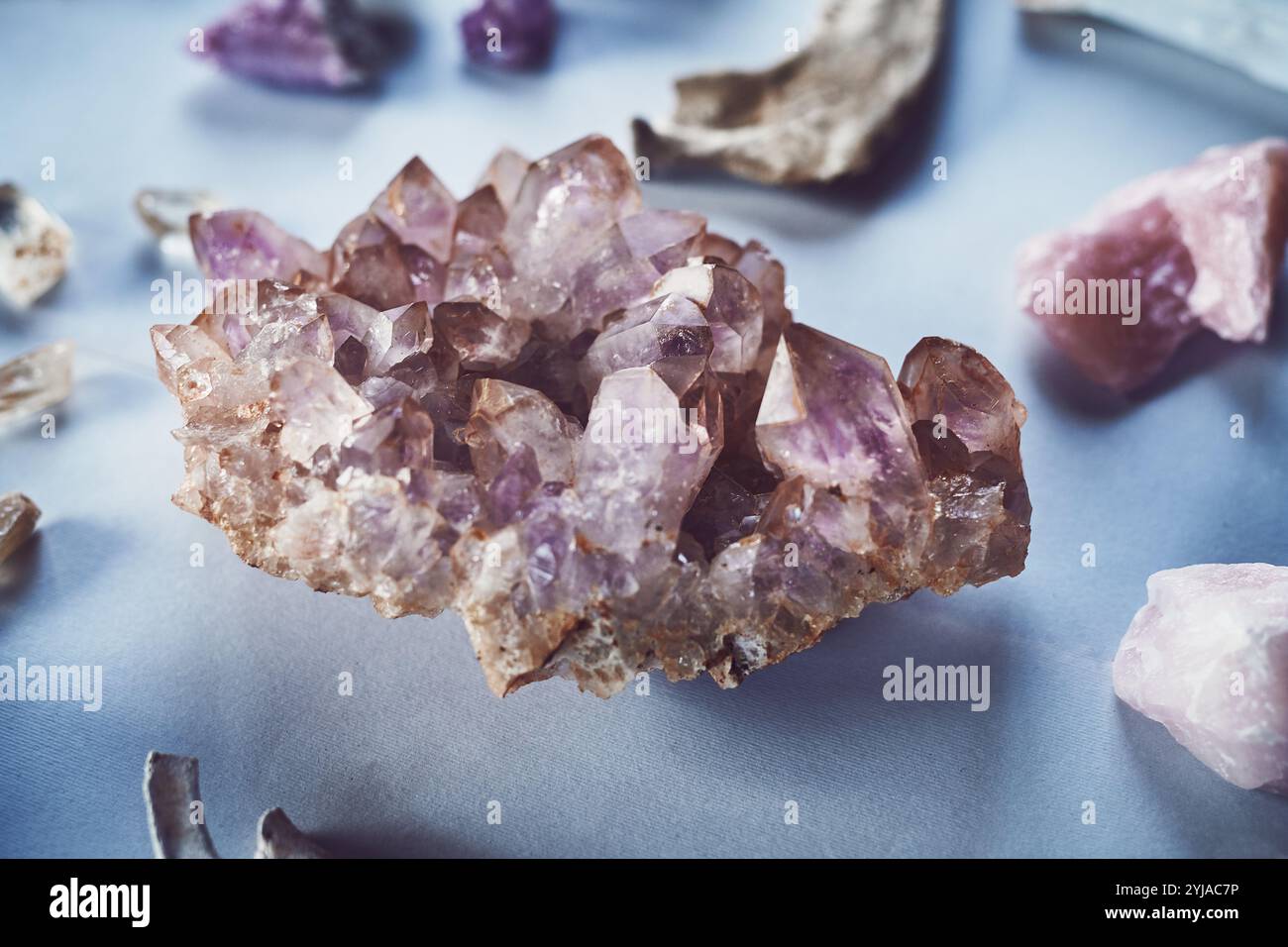 Kristalle, Energie und Edelstein zur Heilung, spirituelle Praxis und Schmuck zur Chakra-Reinigung. Felsen, Mineralien und Geologie für Reiki, Meditation Stockfoto