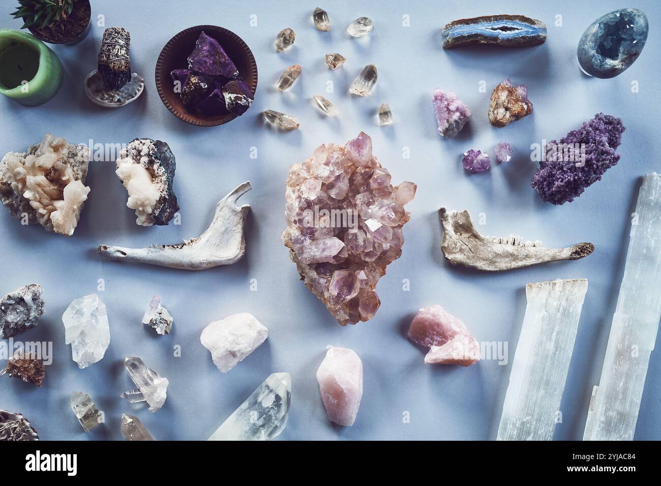 Kristalle, Energie und Knochen für spirituelle Heilung, Praxis und Schmuck zur Chakra-Reinigung. Felsen, Mineralien und Geologie für Reiki, Wellness und Stockfoto