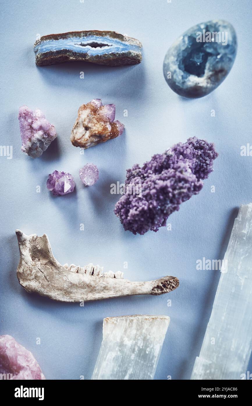 Kristalle, Zen und Steine für spirituelle Praxis, Heilung und Schmuck für Chakra-Reinigung. Felsen, Mineralien und Geologie für Reiki, Meditation und Stockfoto