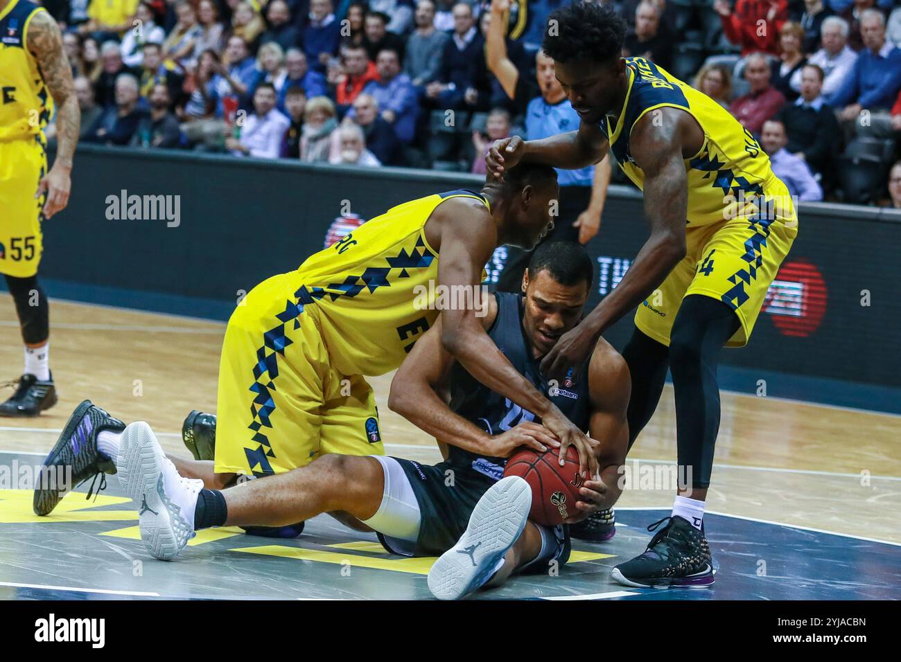 Oldenburg, 20. November 2019: Eurocup. George King im Kampf gegen zwei Spieler der EWE Oldenburg während eines Eurocup-Spiels Stockfoto