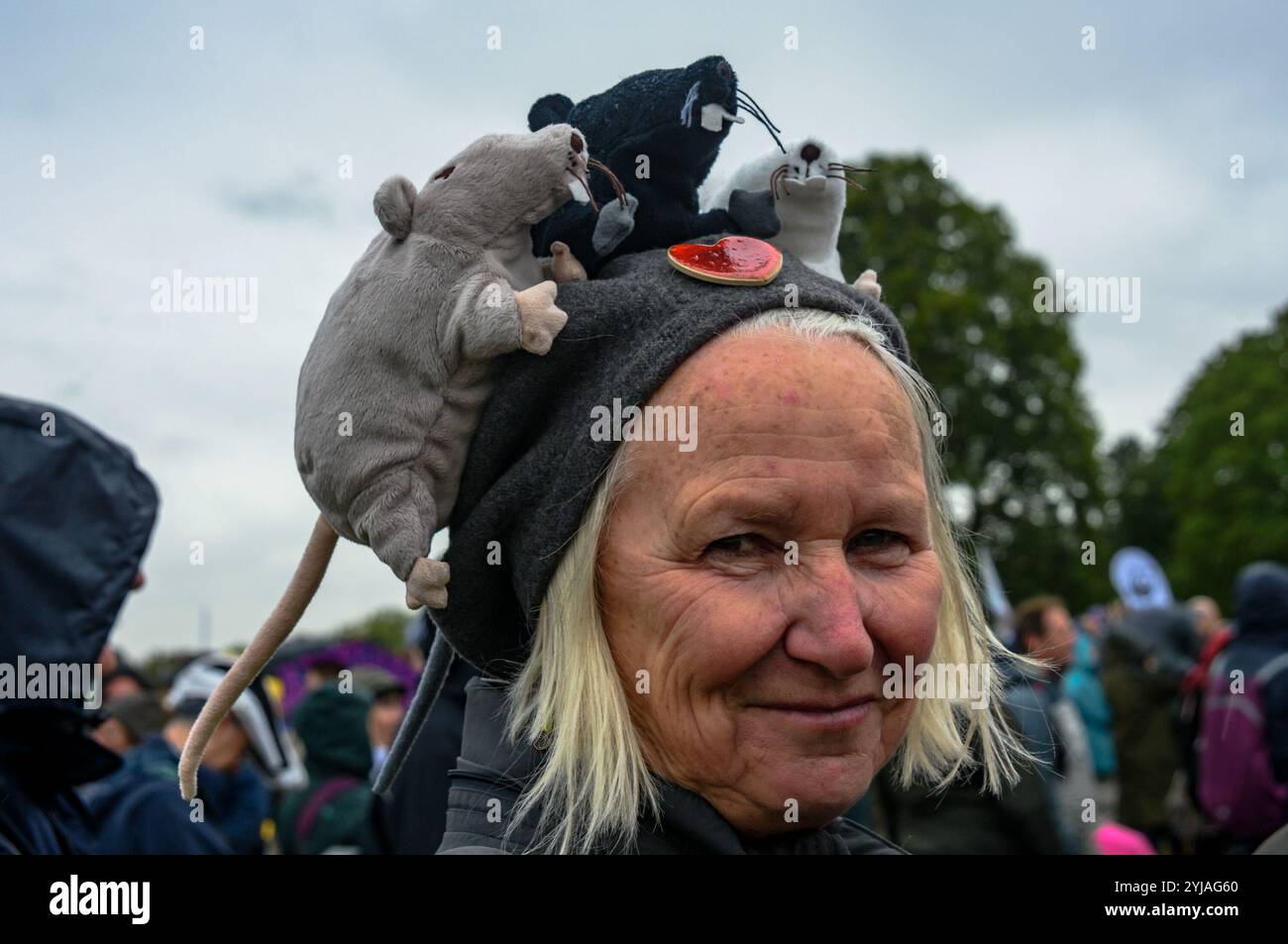 London, Großbritannien. 22. September 2018. Eine Frau bei der Kundgebung mit einer Mütze mit einem Herz und drei Ratten darauf. Mehrere Tausend kamen zu einer Kundgebung im Hyde Park, bevor der marsch durch London auf dem Peoples Walk for Wildlife vom Naturforscher und Sender Chris Packham das von ihm mit Hilfe von 17 unabhängigen Experten und Wissenschaftlern erstellte People's Manifesto for Wildlife unterstützte, um den drastischen Rückgang der britischen Tierwelt zu stoppen. Die sogar wurde von vielen NGOs, Schulen und Umweltaktivisten unterstützt. Stockfoto