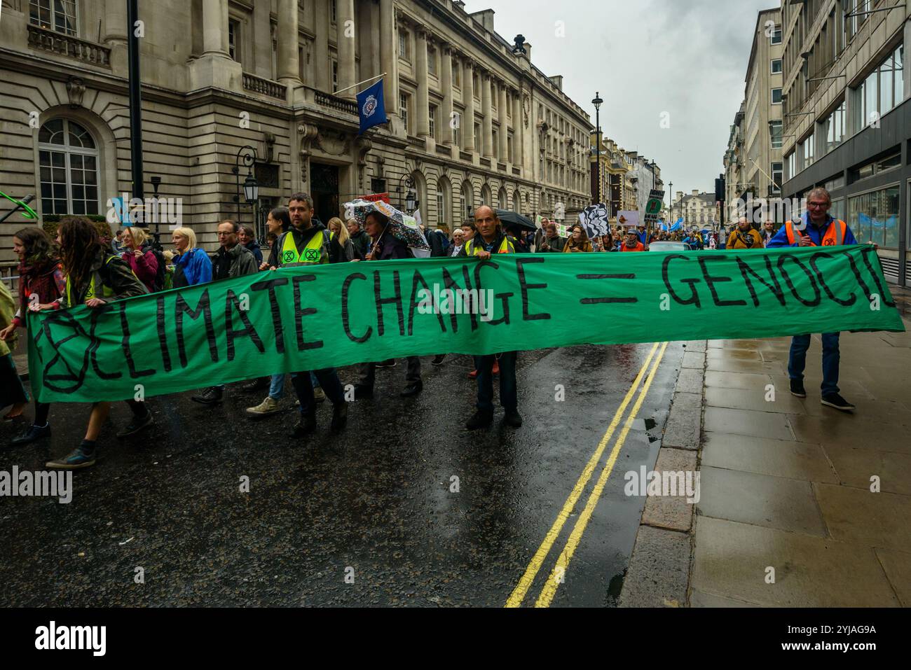 London, Großbritannien. 22. September 2018. Der Block der Extinction Rebellion auf dem marsch mit dem Banner „Coimate Change = Genocide“. Mehrere Tausend marschieren durch London auf dem Peoples Walk for Wildlife, der vom Naturforscher und Fernsehsender Chris Packham gegründet wurde, um das von ihm mit 17 unabhängigen Experten und Wissenschaftlern erstellte People's Manifesto for Wildlife zu unterstützen, das dem drastischen Rückgang der britischen Tierwelt Einhalt Gebieten soll. Die sogar wurde von vielen NGOs, Schulen und Umweltaktivisten unterstützt. Stockfoto